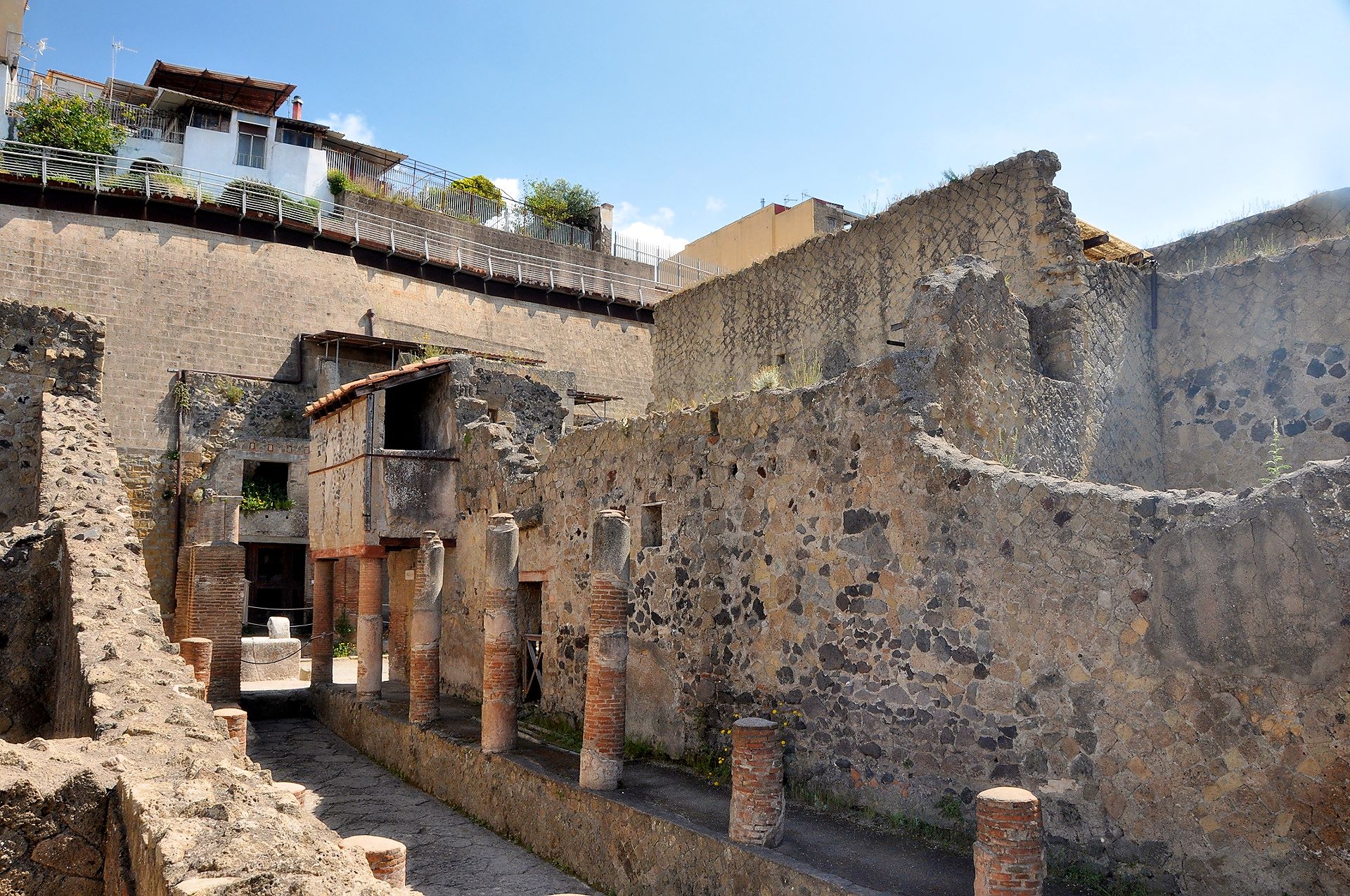 Seitengasse in Herculaneum, die Fussgänger waren in einem Arkadengang wettergeschützt