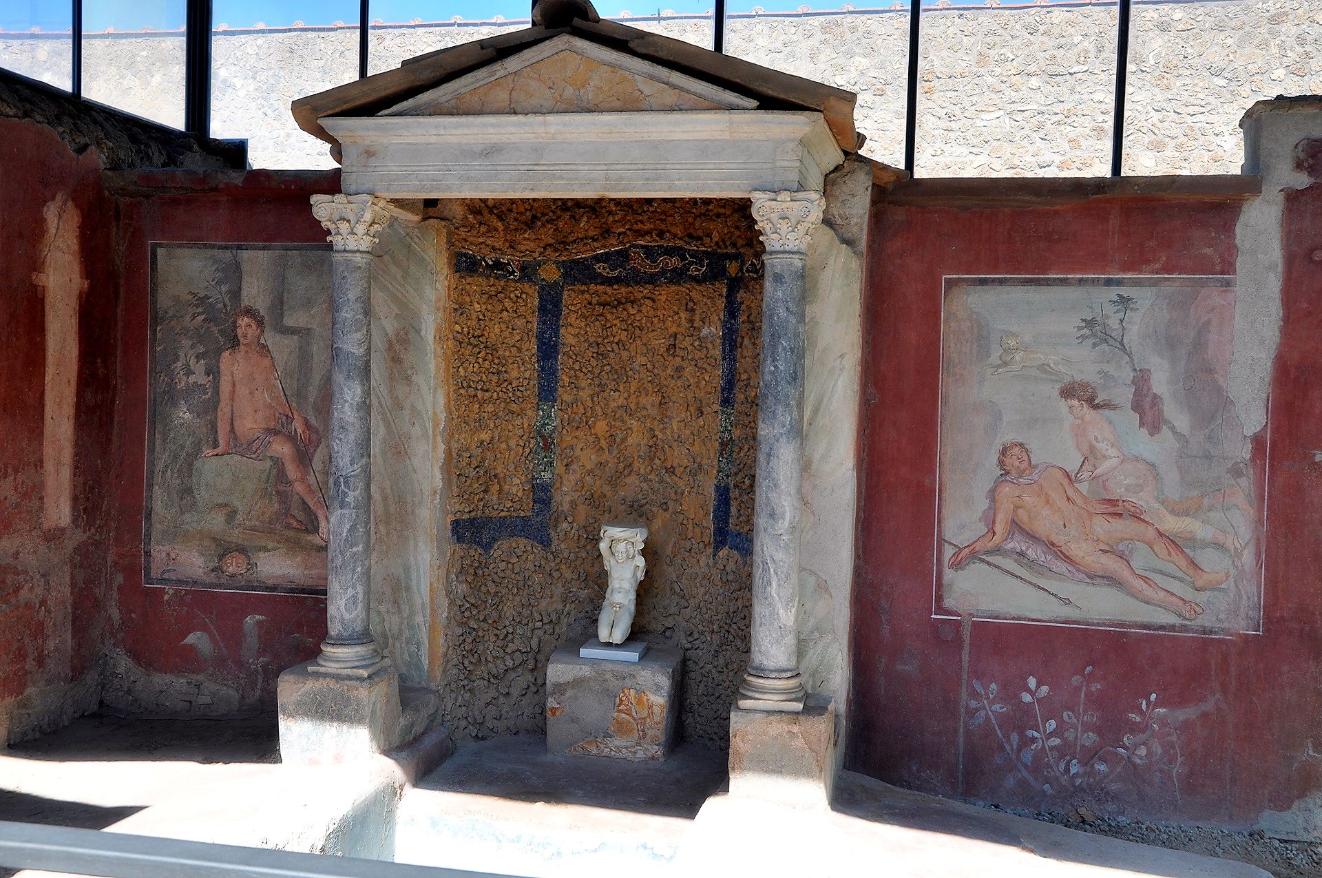 Farbige Kunstwerke in einer römischen Villa in der Stadt Pompeji