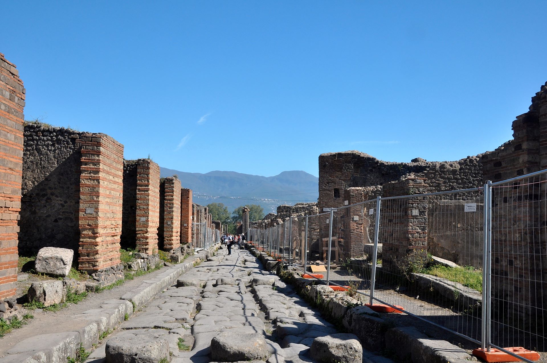 Fußgängerübergang über römische Straße mit Spurrillen von Karren