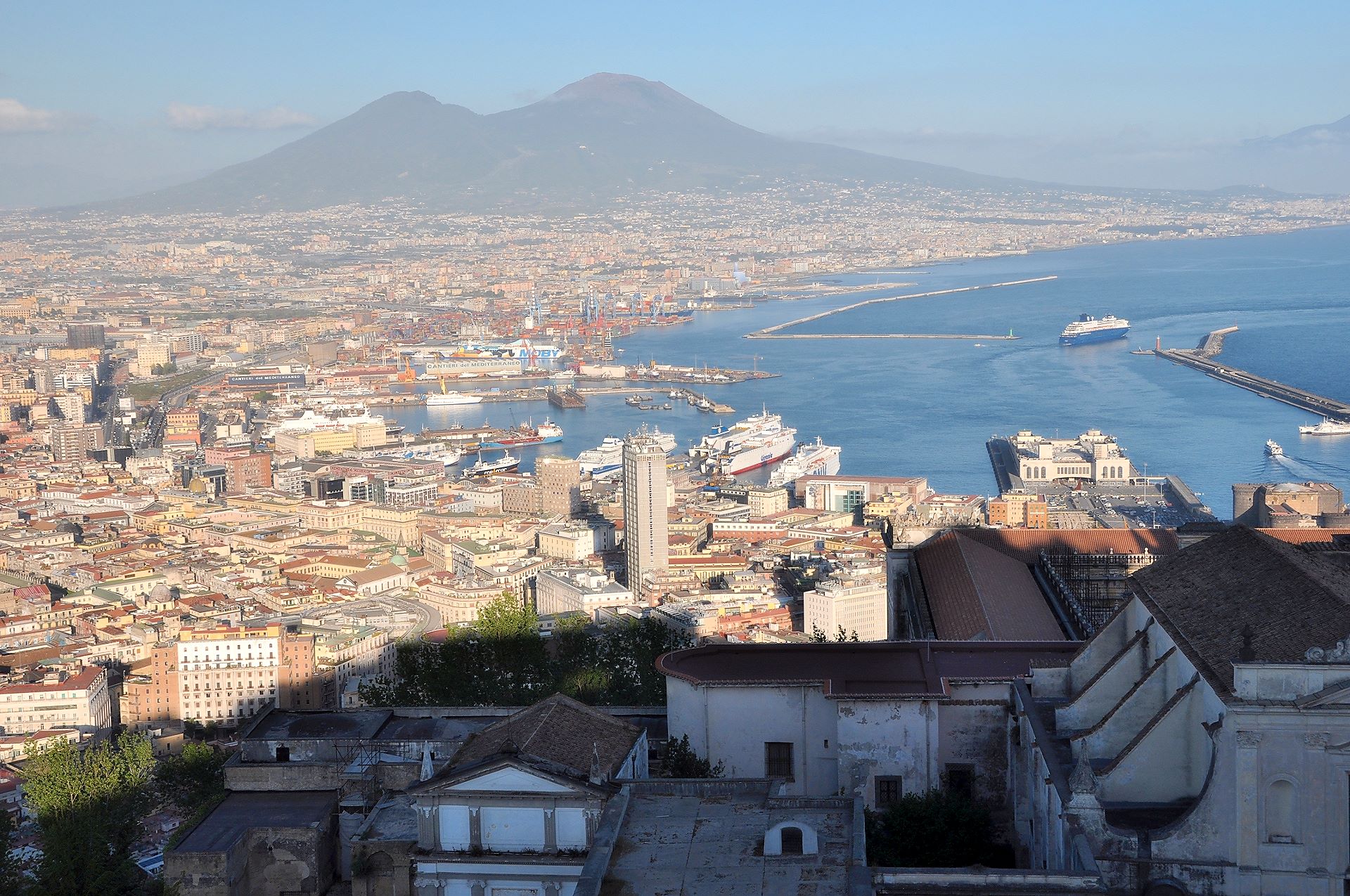 Stadtzentrum und Hafen von Neapel mit dem Vesuv im Hintergrund