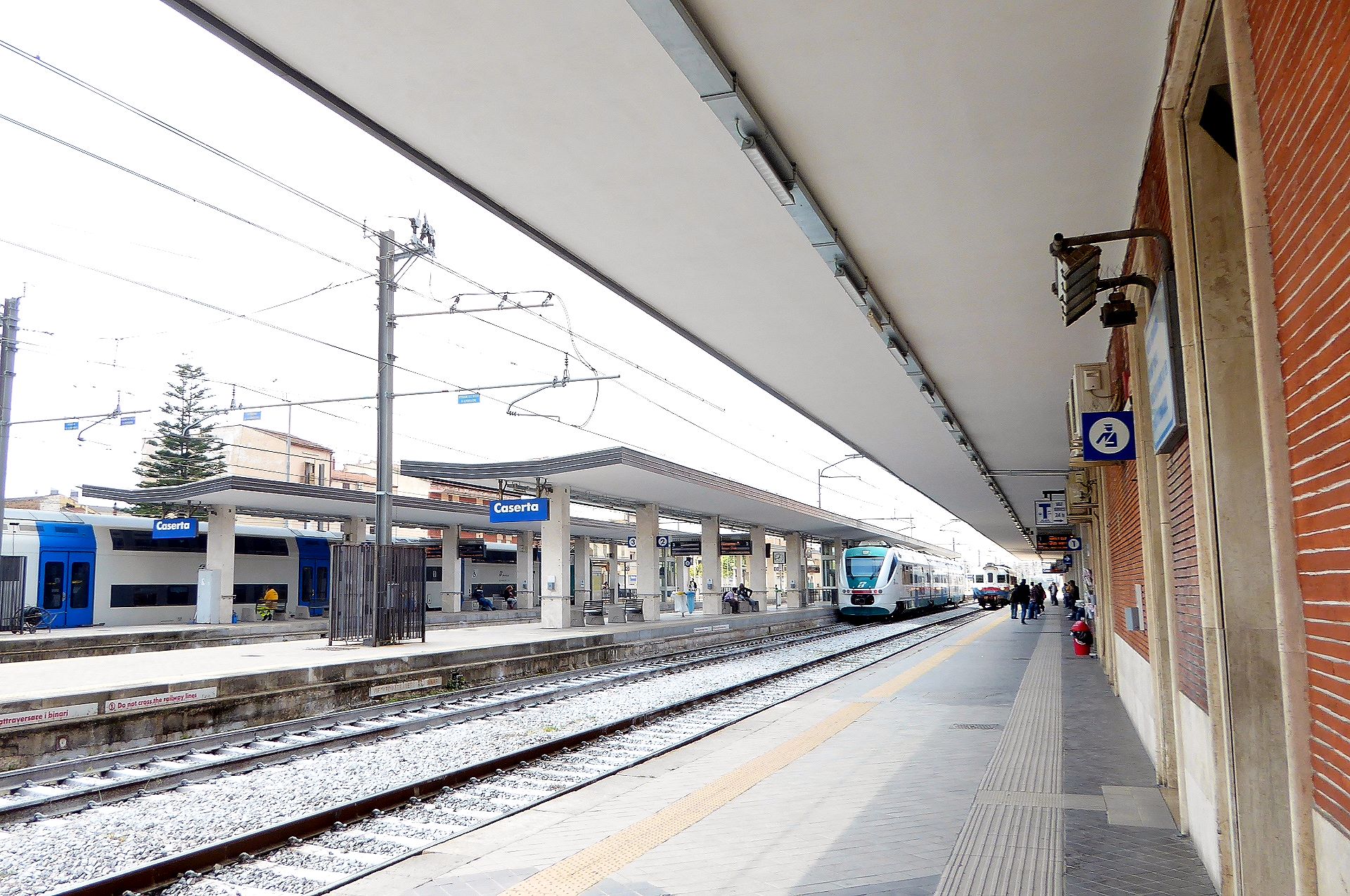 Am Bahnhof Caserta 