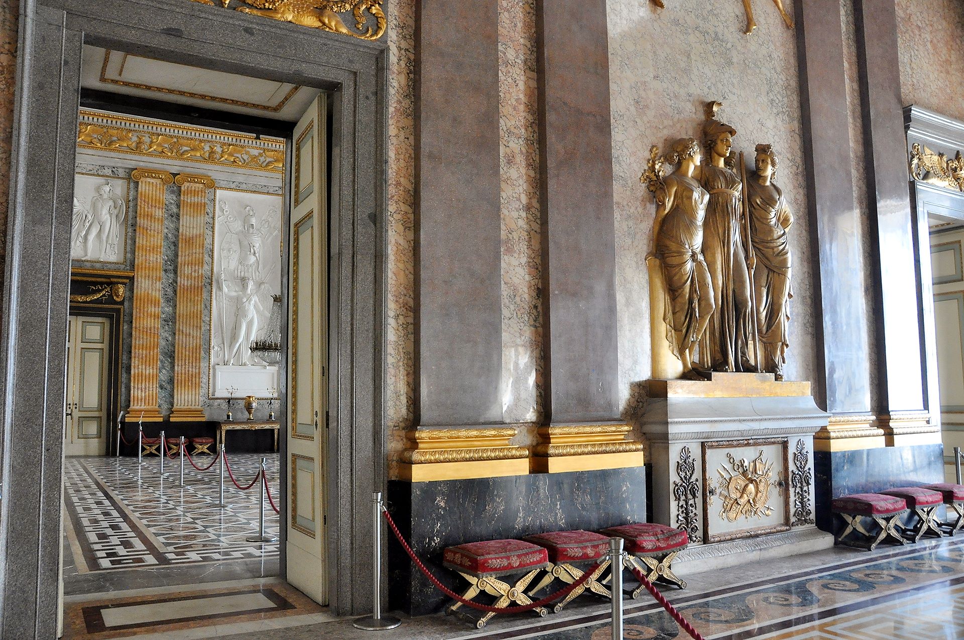 Reicher Dekor im Palazzo Reale