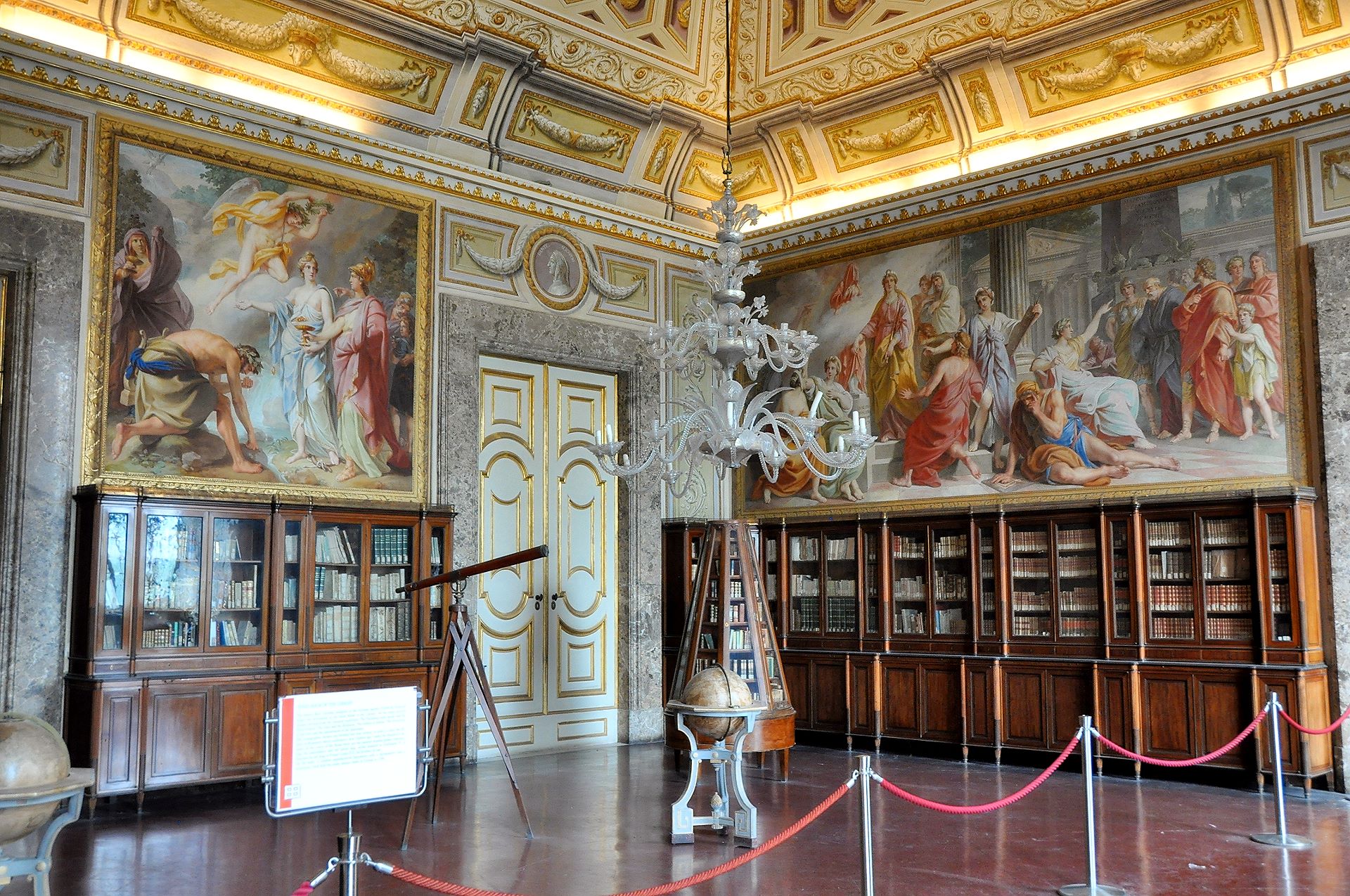 Einer der Bibliotheksräume im Schloss von Caserta