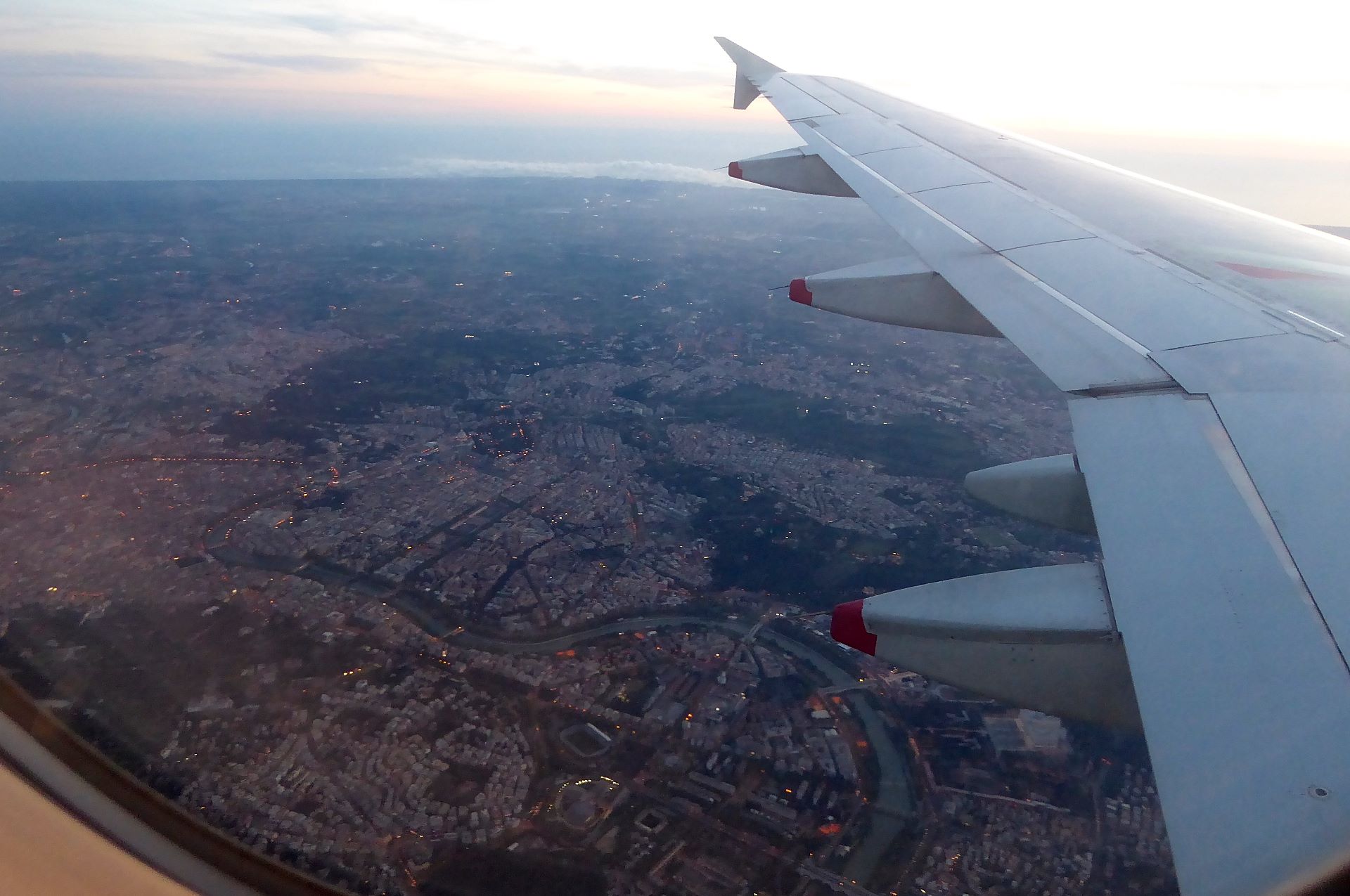 Nächtlich erleuchtetes Stadtzentrum von Rom kurz vor der Landung beim Transfer in Rom Fiumicino