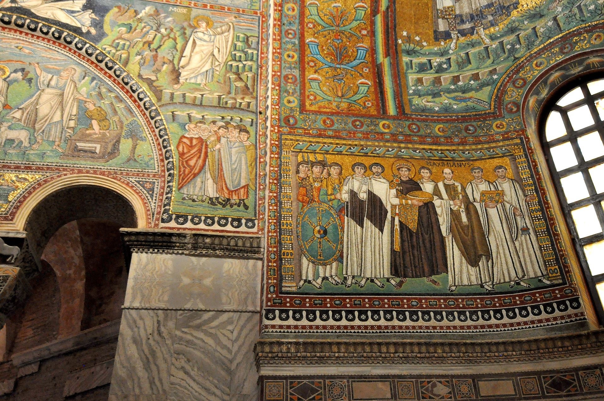 Ravenna, San Vitale, Kaiser Justinian begleitet von weltlichen und kirchlichen Würdenträgern bringt Christus eine Hostienschale dar