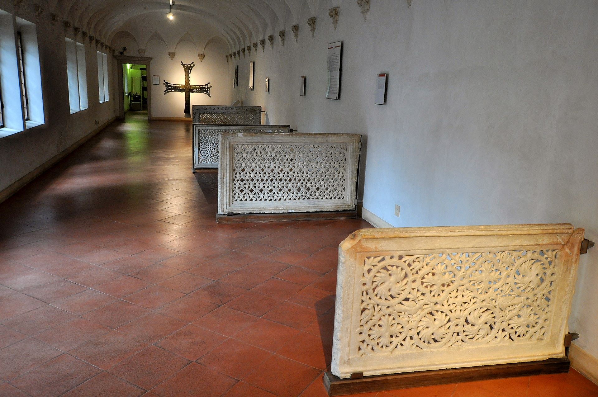 Nationalmuseum Ravenna, Kunstvoll gefertigte Steingitter ehemaliger Kirchen