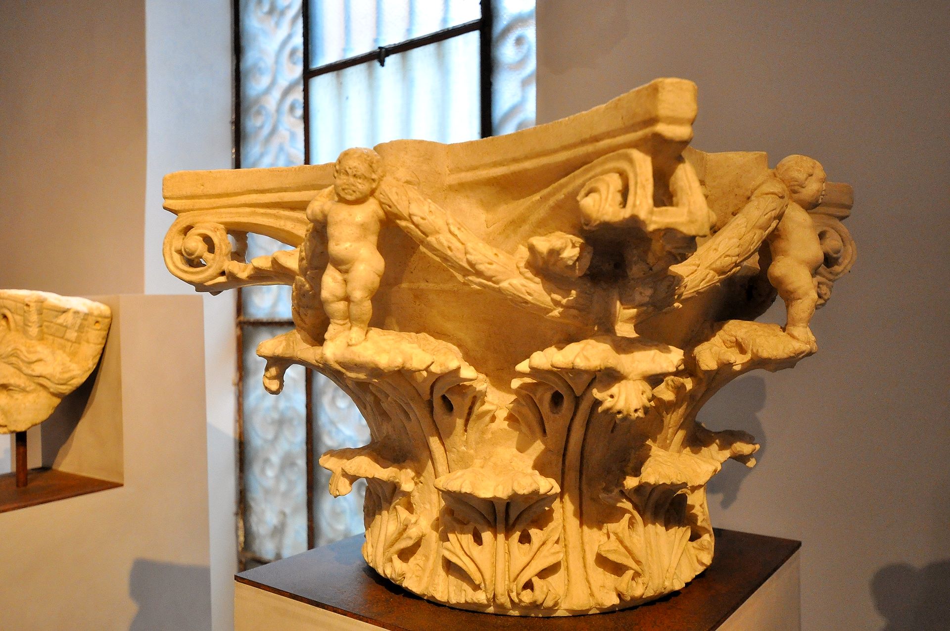 Nationalmuseum Ravenna, ein spätantikes Säulenkapitell, das die strengen Formforschriften aber schon hinter sich gelassen hat