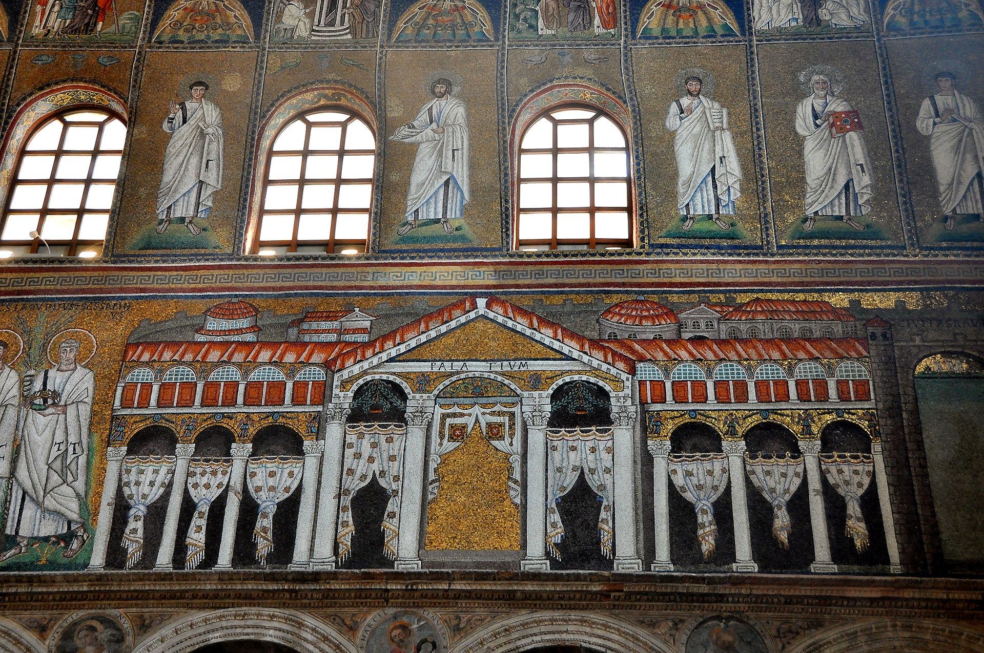 Basilica di Sant’Apollinare Nuovo - Mosaik mit dem Palast Theoderichs, die Figuren wurden durch weiße Gardinen ersetzt