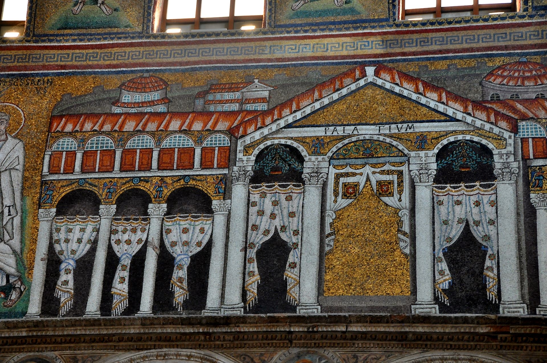 Basilica di Sant’Apollinare Nuovo - Mosaik mit dem Palast Theoderichs, die Figuren wurden durch weiße Gardinen ersetzt