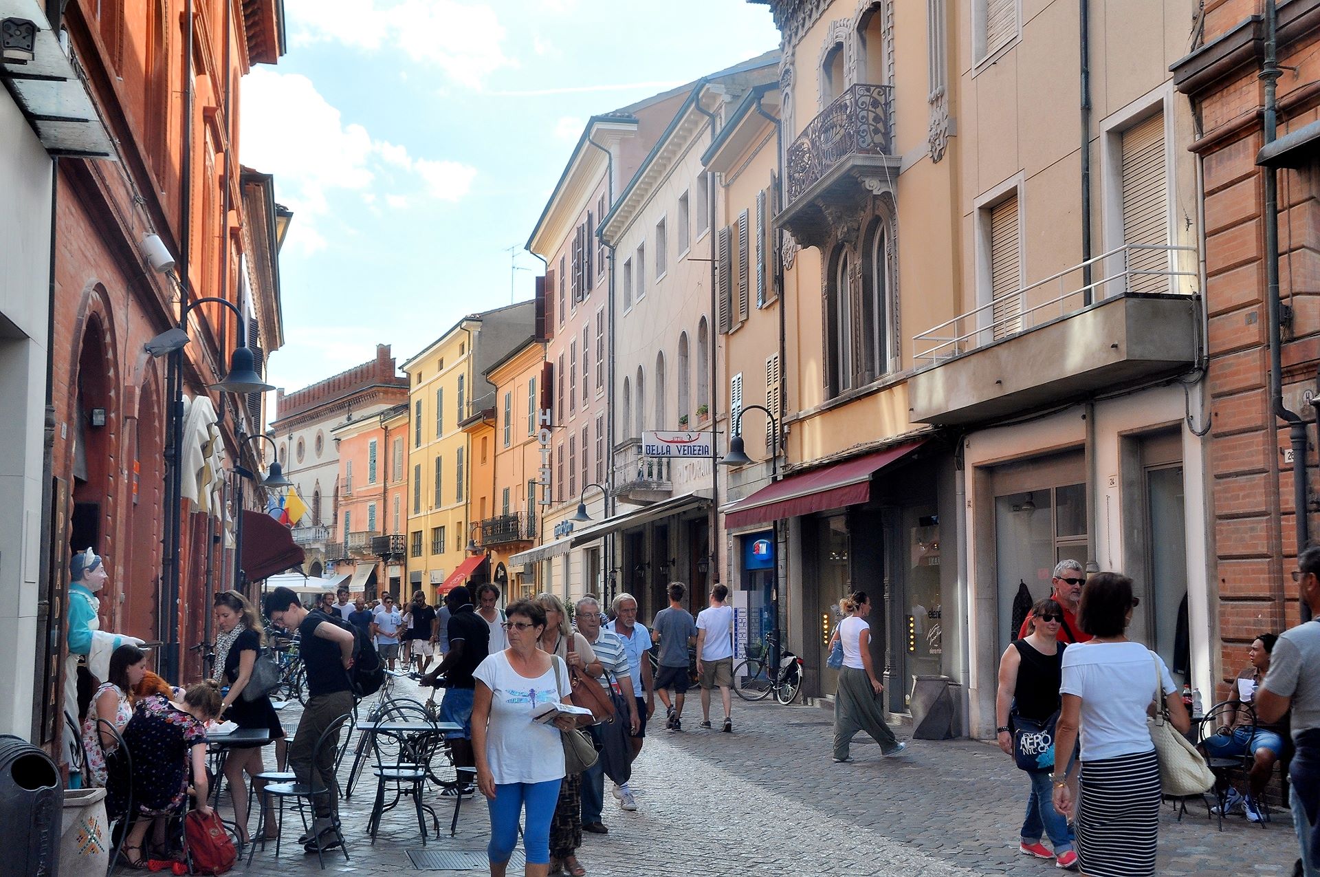 Geschäftige Altstadtgasse in Ravenna