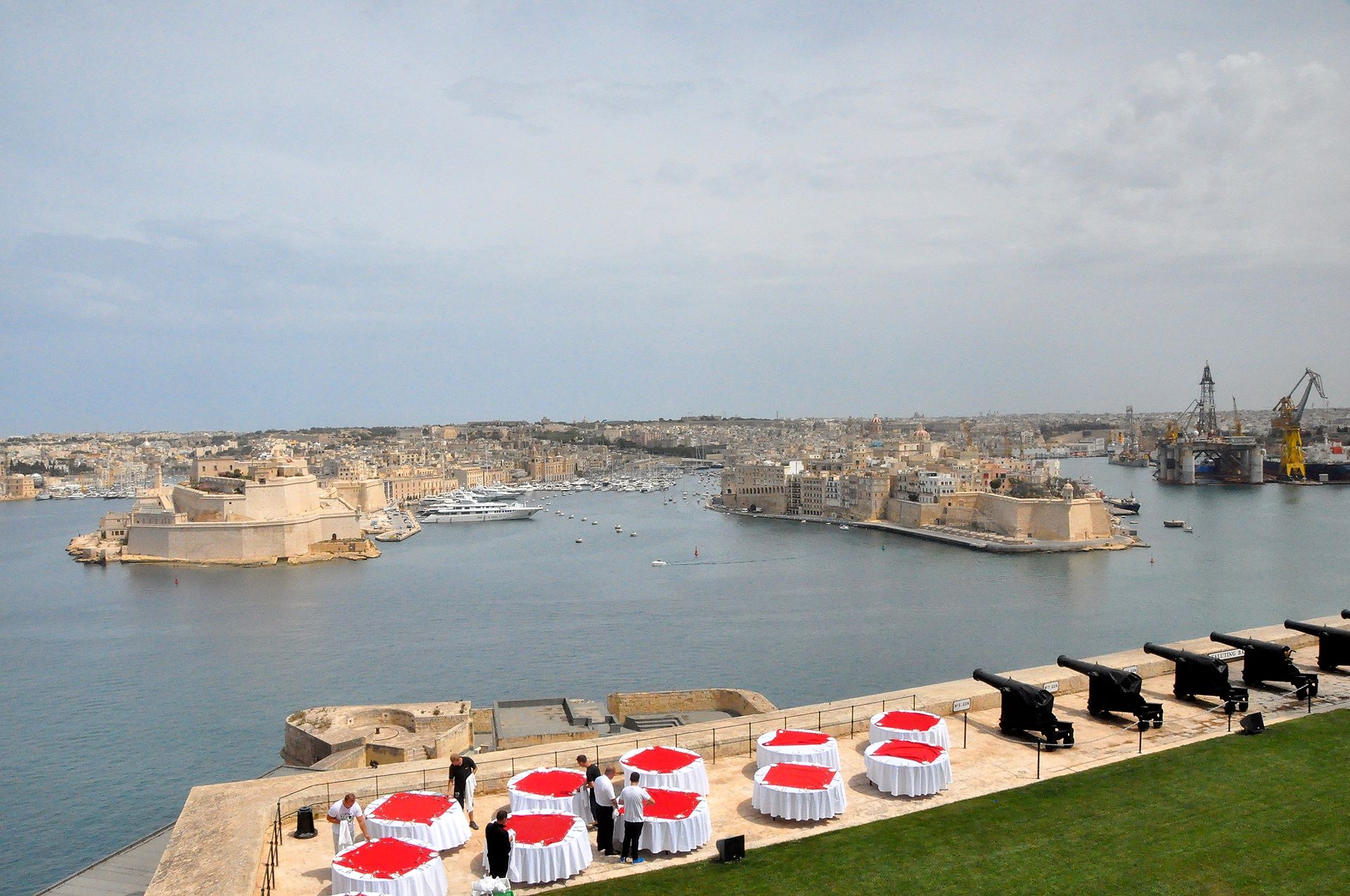 Blick von den Upper Barakka Gardens mit der Saluting Battery über den Grand Harbour zu den Three Cities