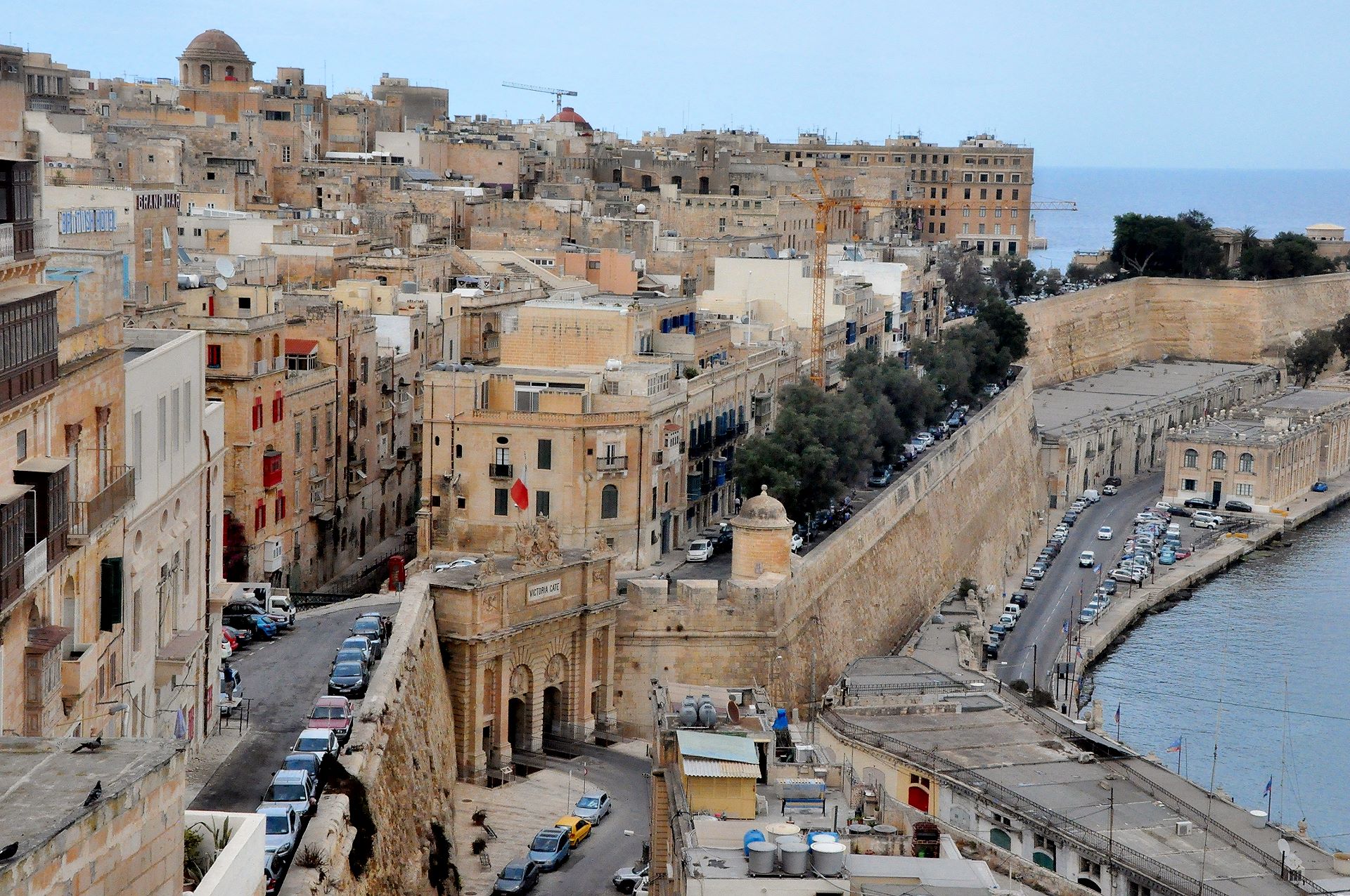 Blick entlang Vallettas Küstenverlauf entlang dem Grand Harbour, Das Stadttor stammt aus der englischen Kolonialzeit