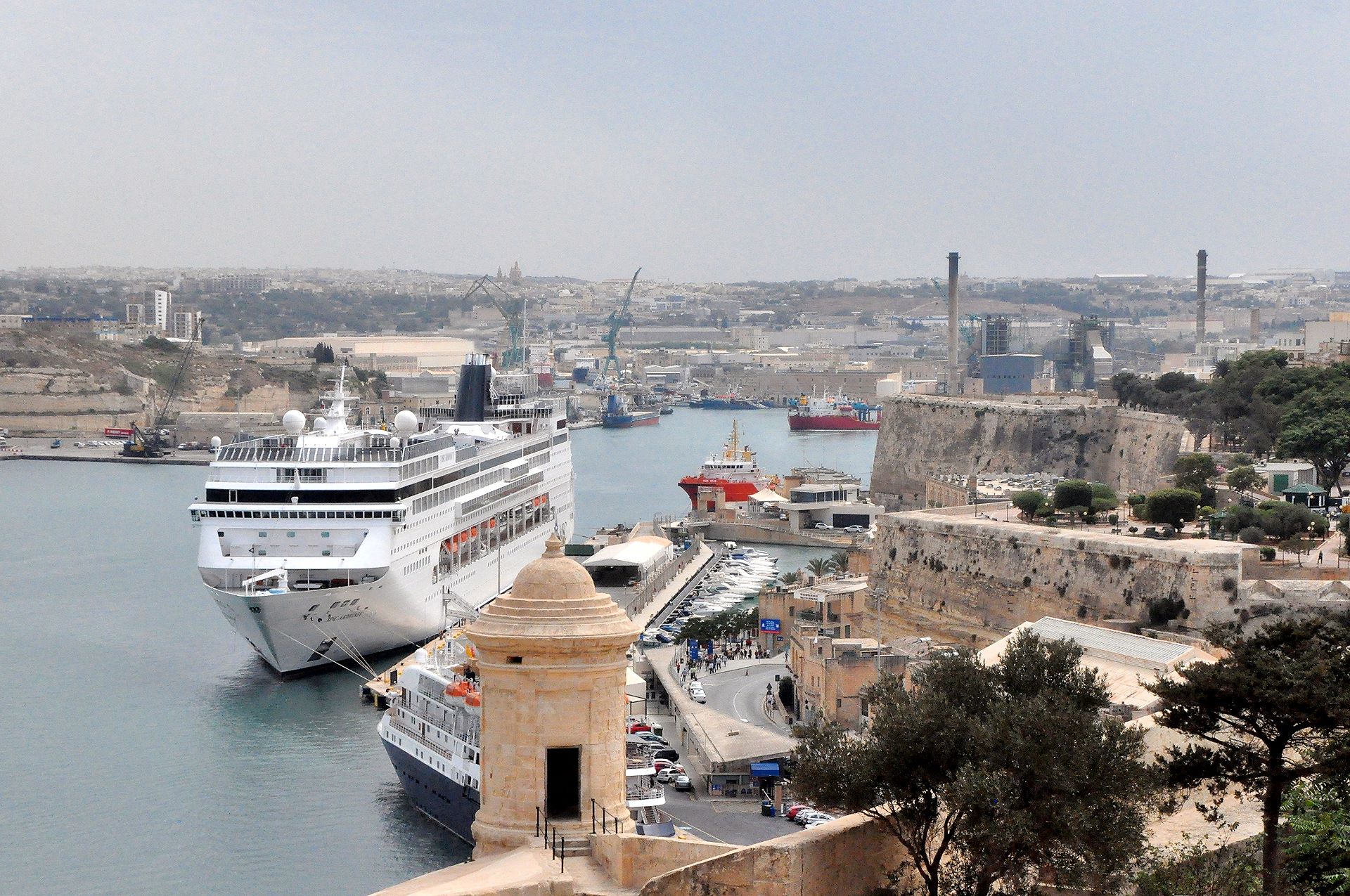 Die großen Kreuzfahrtschiffe, die in den Grand Harbour einlaufen, sind mit wichtig für den Tourismus