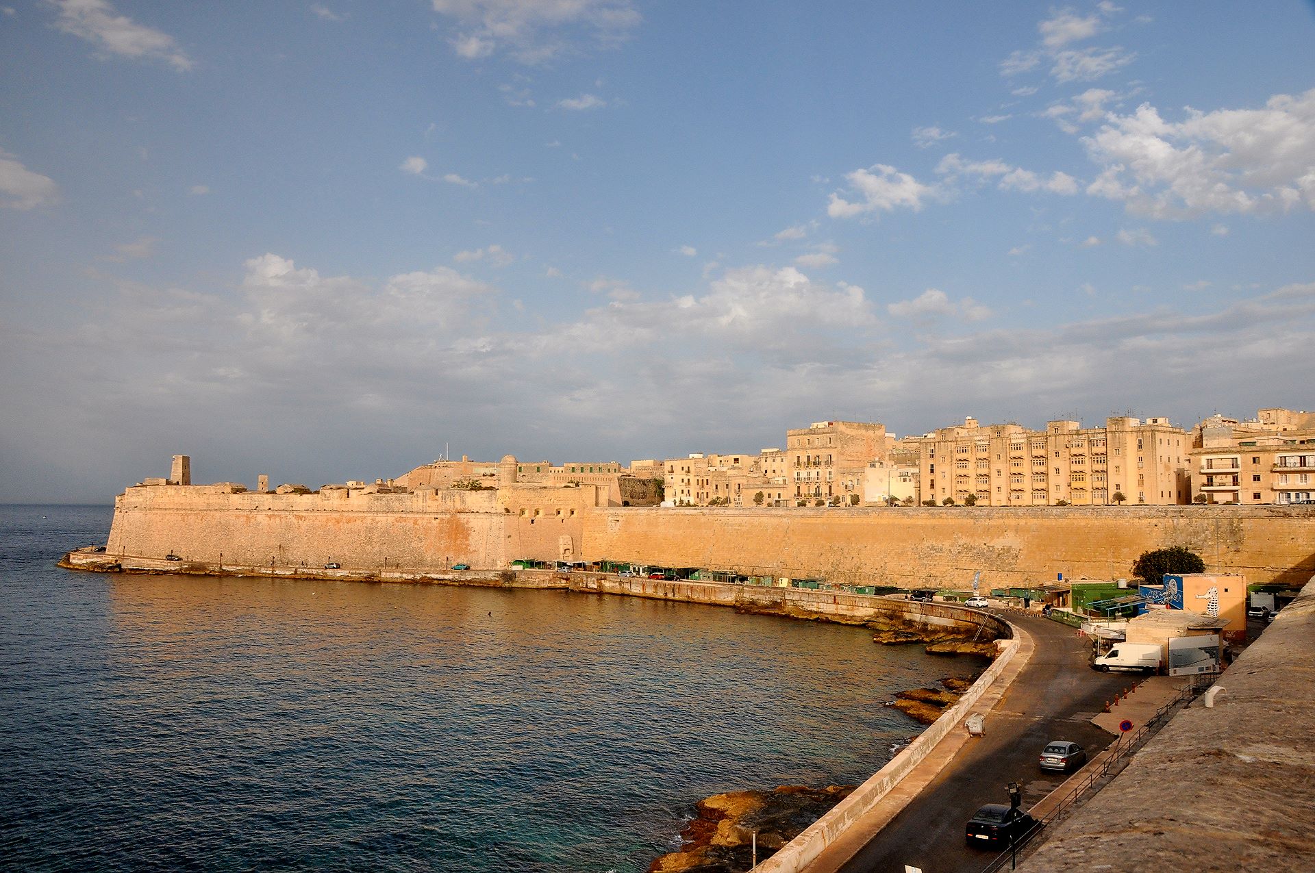 Massive Mauern umgeben Valletta