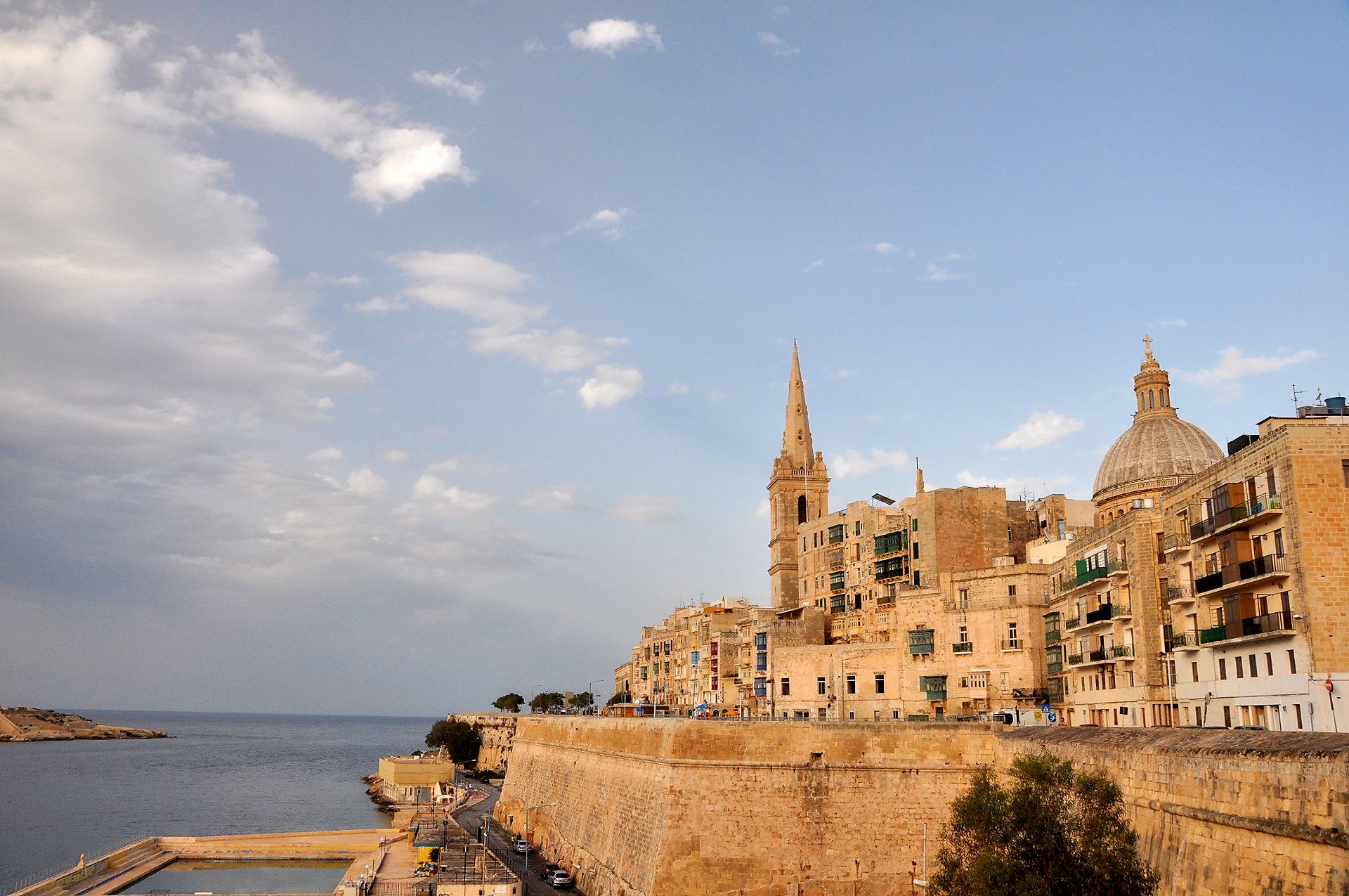 Sillouette von Valletta mit dem Turm der anglikanischen St. Paul’s Pro-Cathedral und der kuppel der katholischen Karmelitenkirche