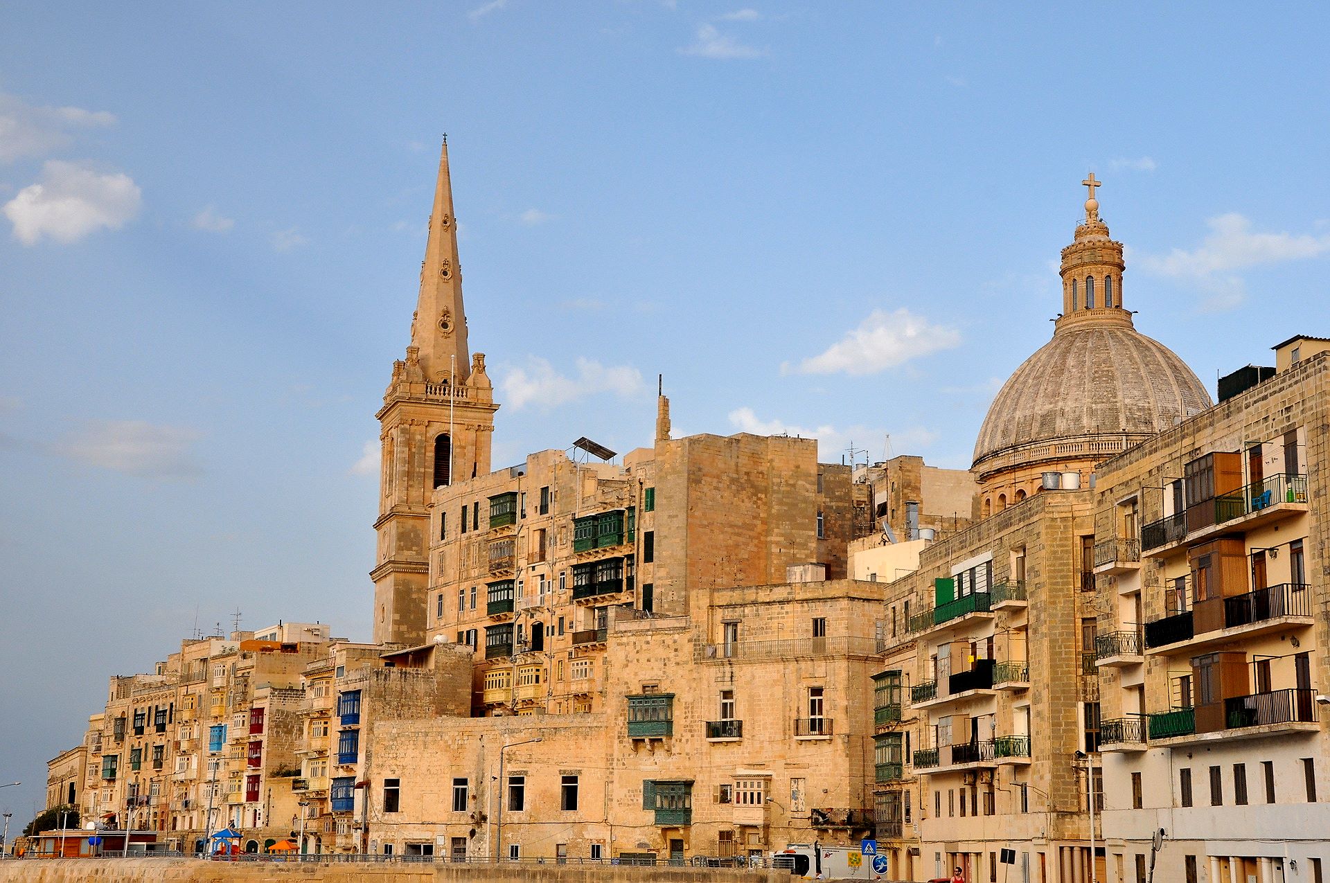 Sillouette von Valletta mit dem Turm der anglikanischen St. Paul’s Pro-Cathedral und der kuppel der katholischen Karmelitenkirche