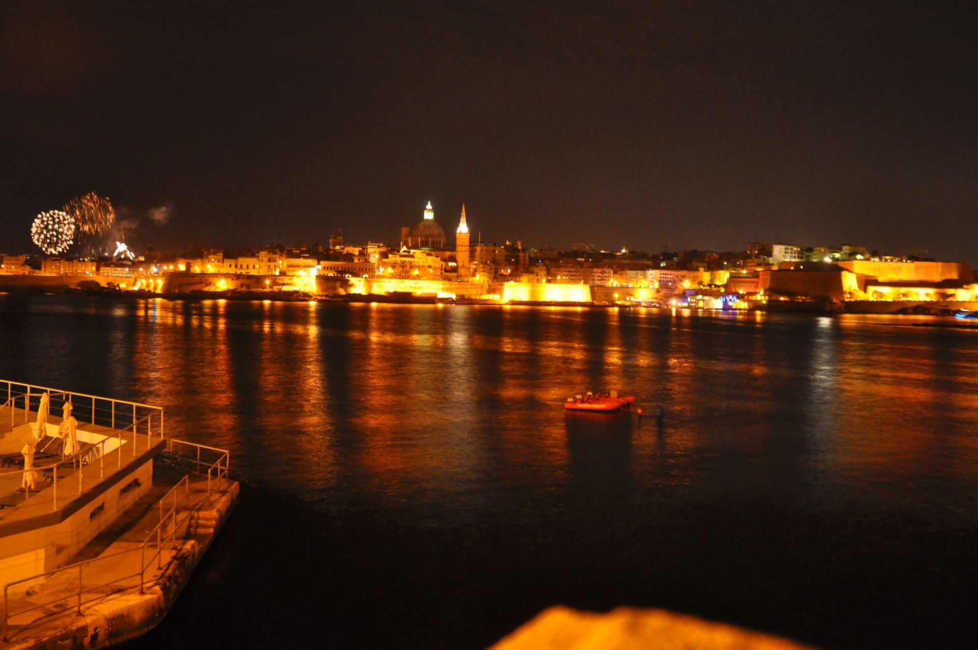 Nächtliches Valletta sogar mit Feuerwerk gesehen von Sliema