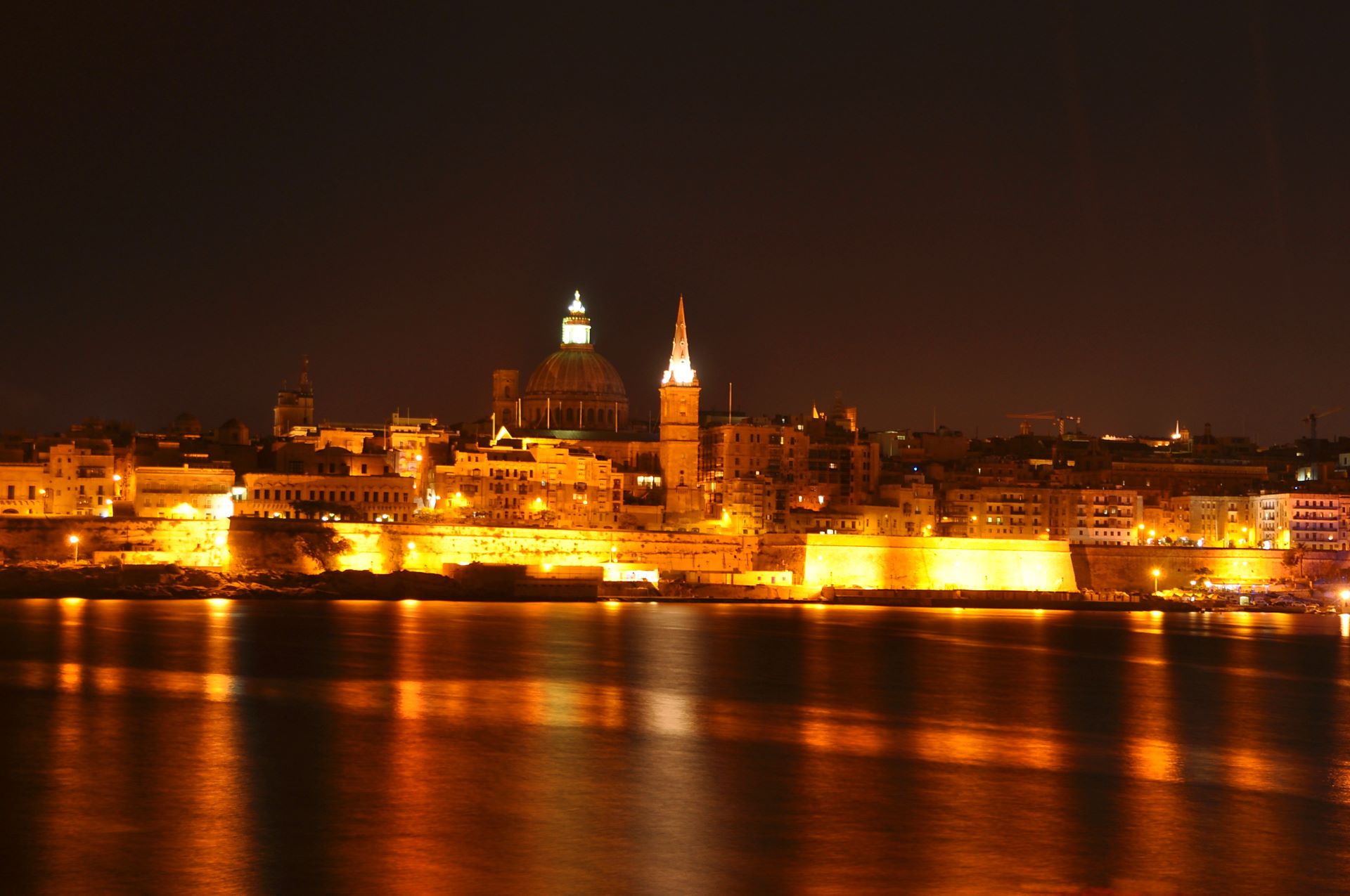 Nächtliches Valletta sogar mit Feuerwerk gesehen von Sliema