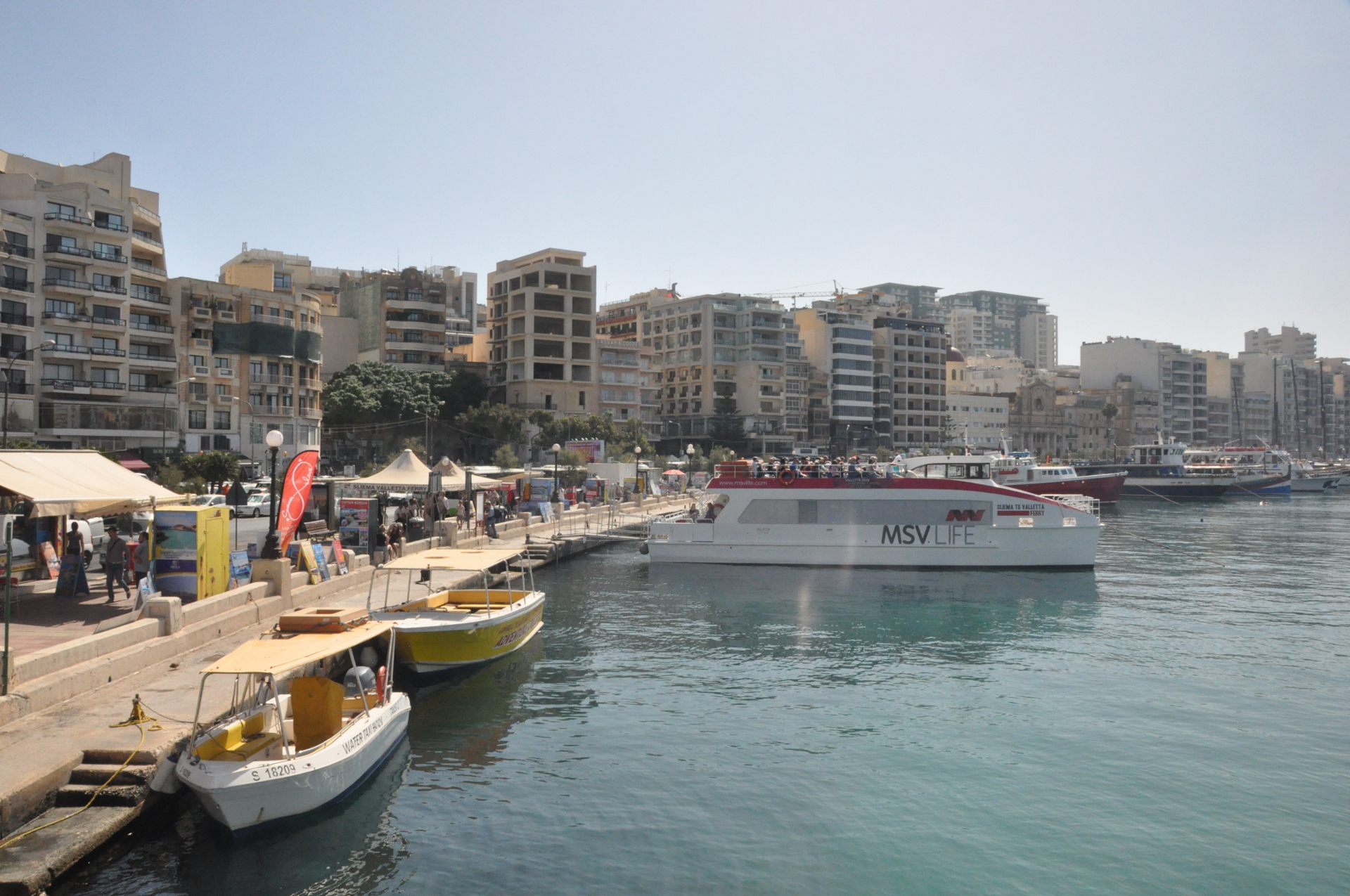 Die Schiffe nach und um Valletta legen vom Ufer in Sliema ab