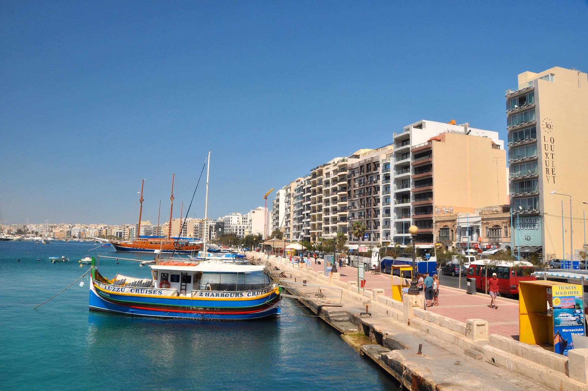Die Schiffe nach und um Valletta legen vom Ufer in Sliema ab