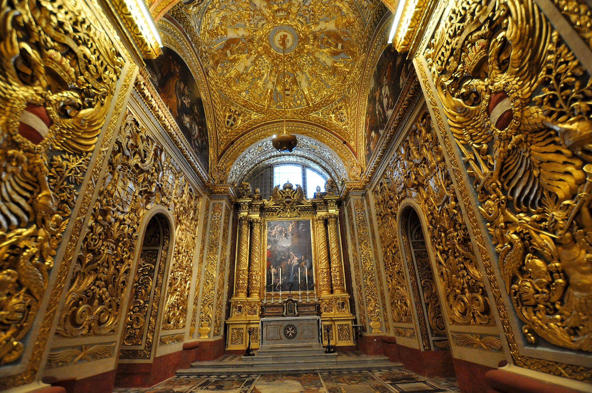 Üppig dekorierte Seitenkapelle der St. John Co-Cathedral
