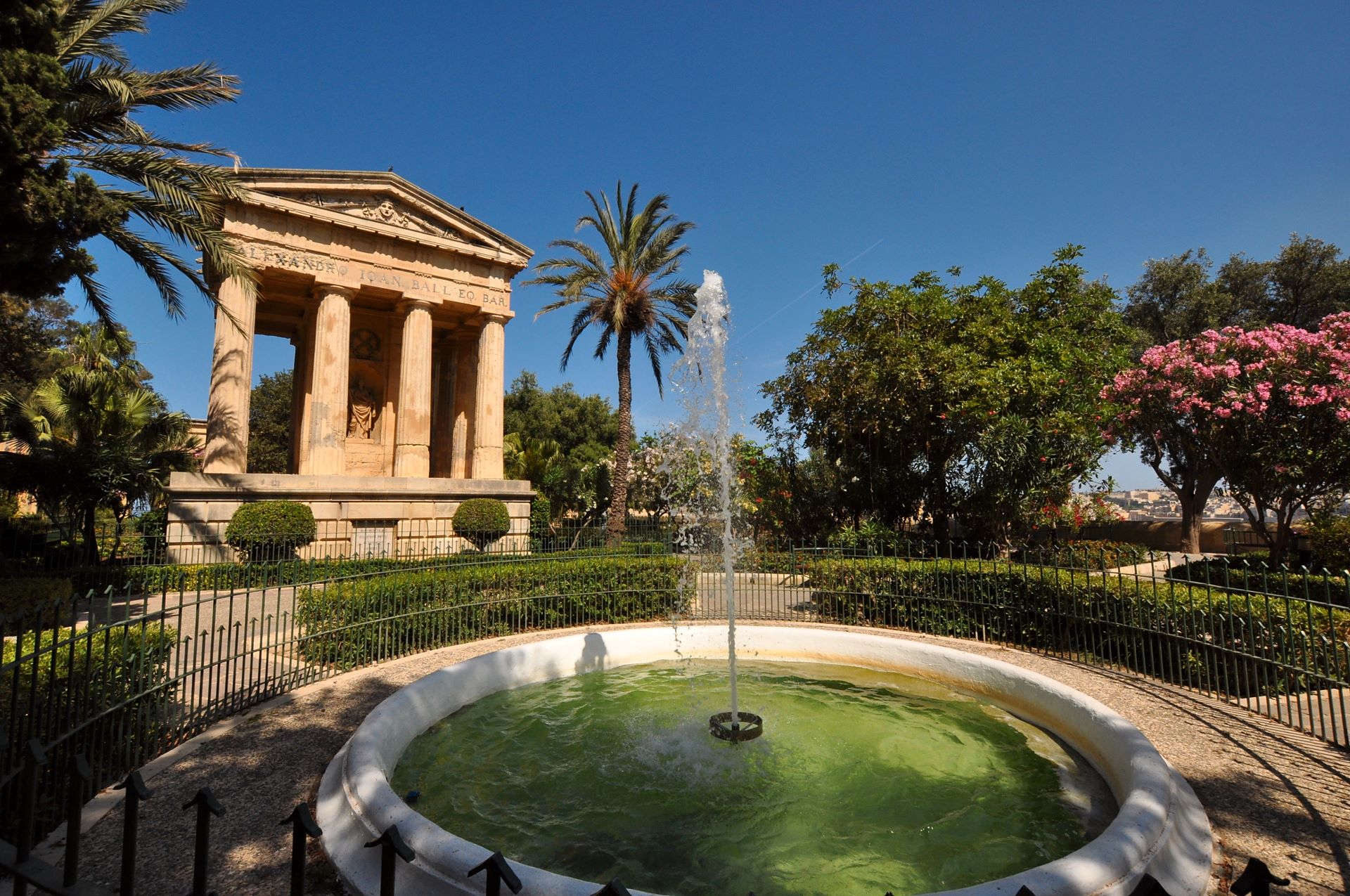 Tempel zur Erinnerung an den ersten britischen Gouverneur in den Lower Barrakka Gardens
