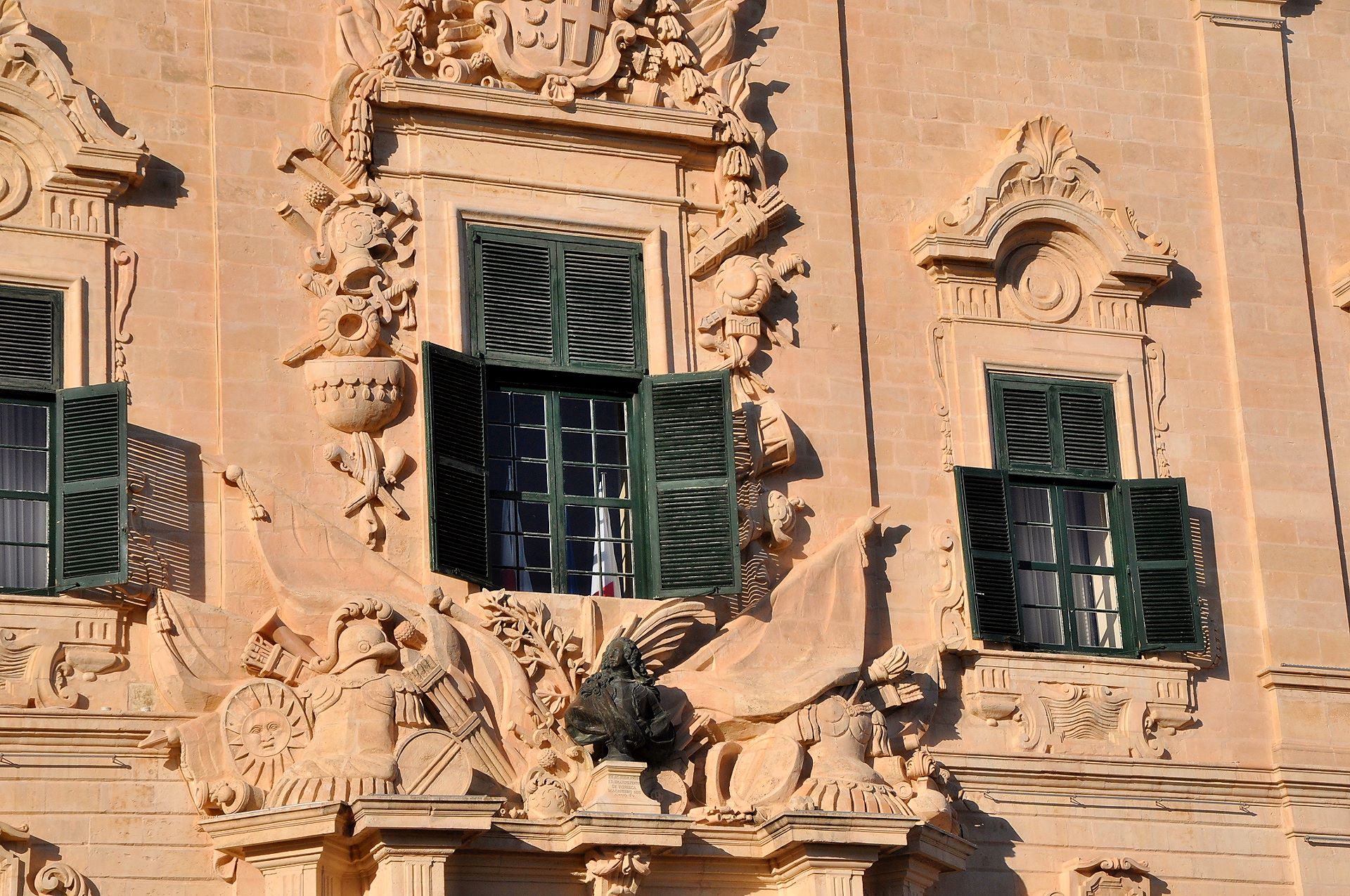 Das barocke Portal der Herberge der kastilischen Zunge (Auberge de Castile et Léon) schmückt u.a. eine Büste des Großmeisters Manoel Pinto