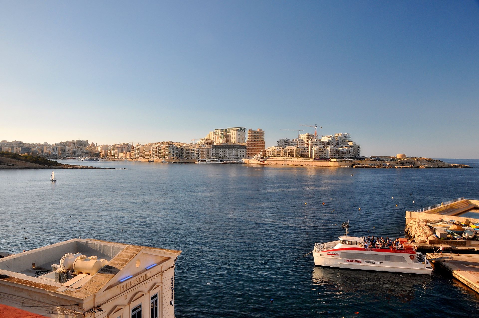 Das Fährschiff Valletta - Sliema an der Anlegestation in Valletta, über die Marsanxett-Bucht hinten ist Sliema