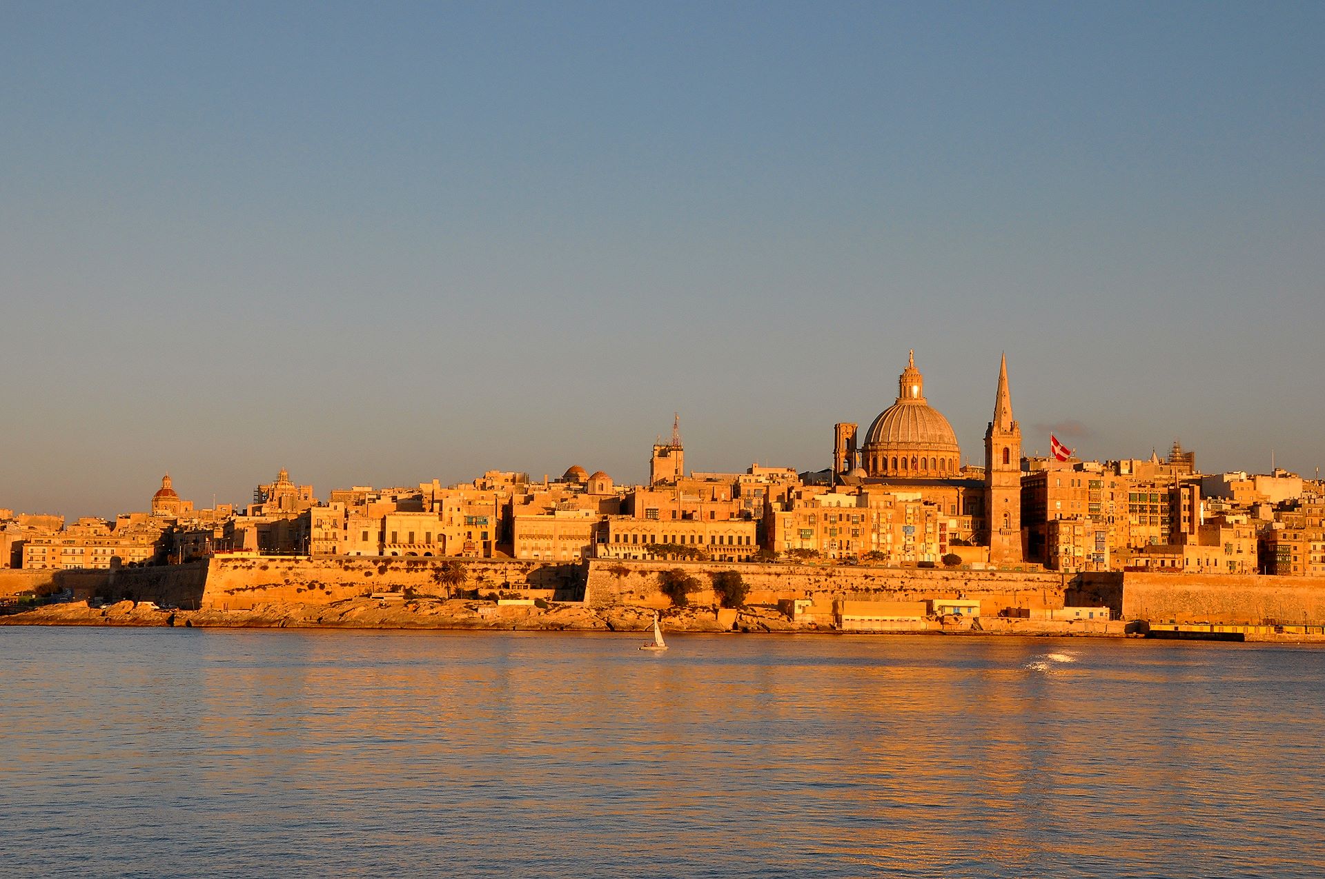 Valletta mit dem Turm der anglikanischen St. Paul’s Pro-Cathedral und der kuppel der katholischen Karmelitenkirche