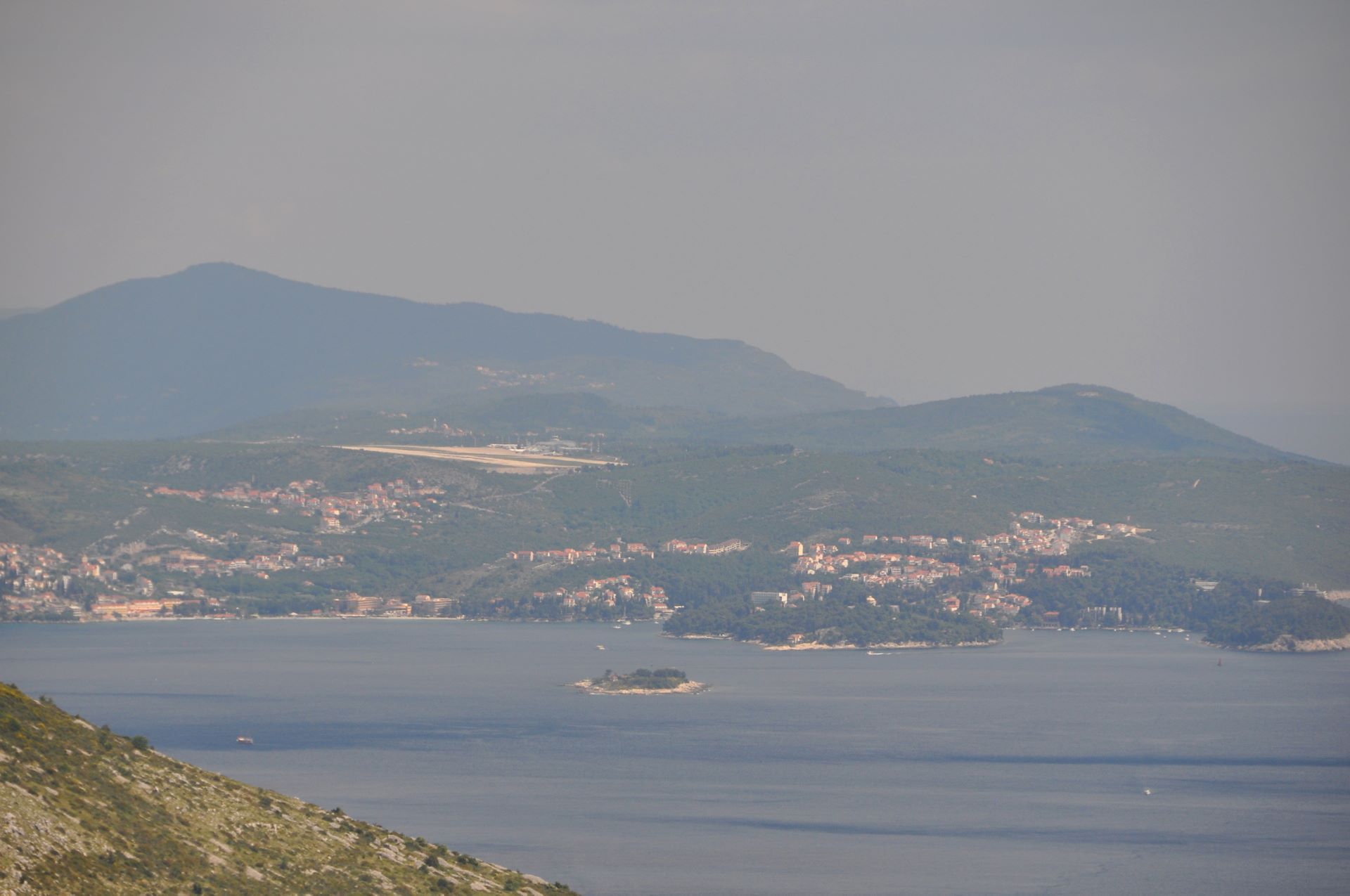 Blick zum südlich gelegenen Flughafen Dubrovnik