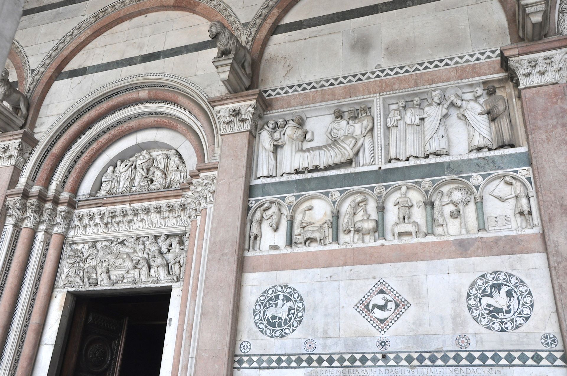 Details der Fassade der Kathedrale von Lucca