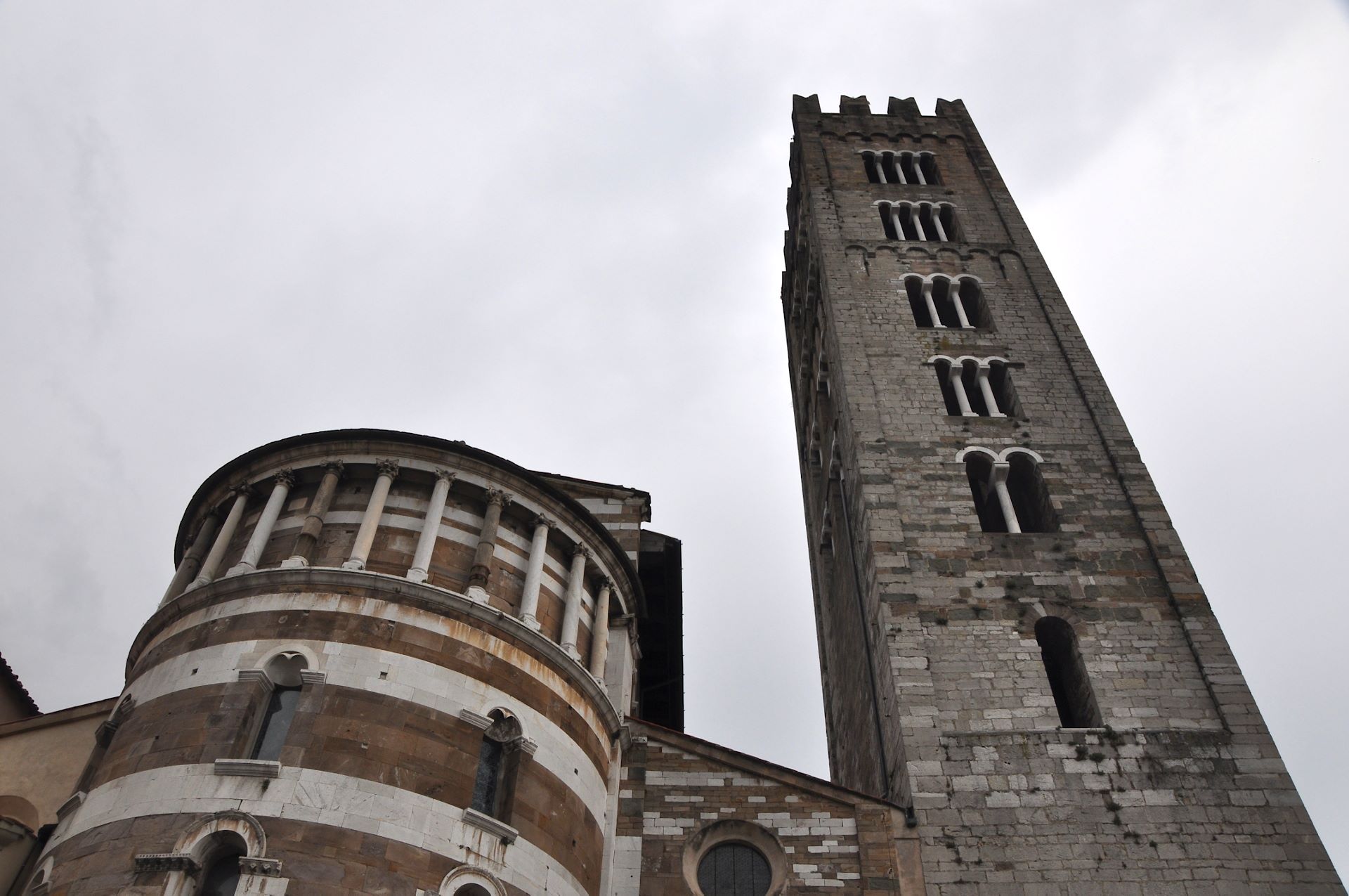 Romanische Apsis und Turm