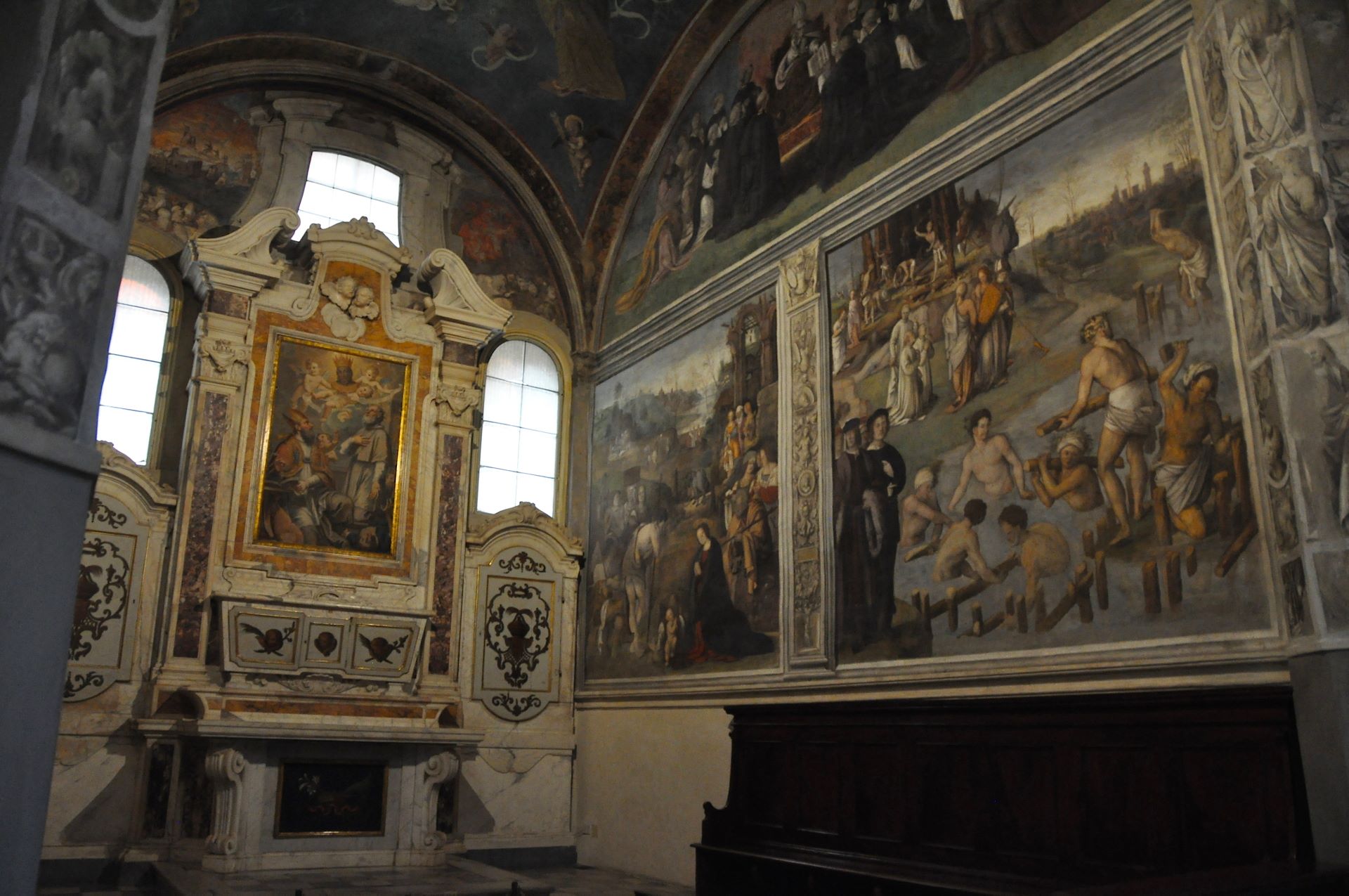 Seitenkapelle in der Basilica di San Frediano mit Fresko, das ein Wunder des Kirchenpatrons darstellt
