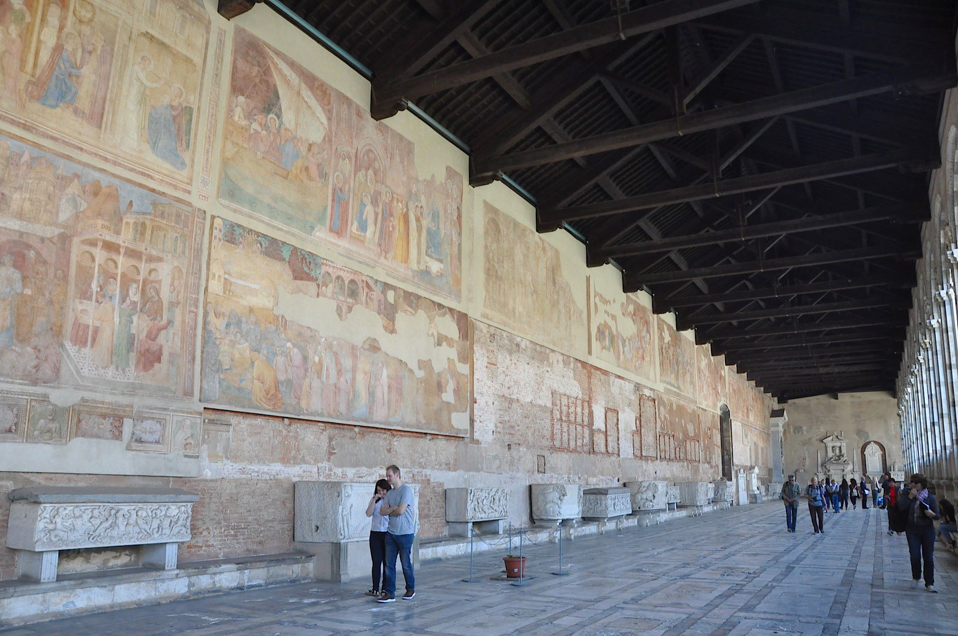 Spätantike Sarkophage und die eindrucksvollen Fresken des Camposanto