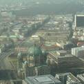 Blick vom Berliner Fernsehturm am Alexanderplatz entlang Unter den Linden zu...