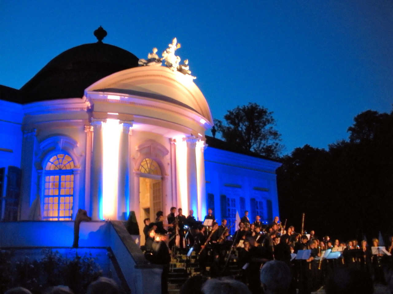 Festlich stimmungsvolle Kulisse für Händels Feuerwerksmusik beim Gartenpavillon