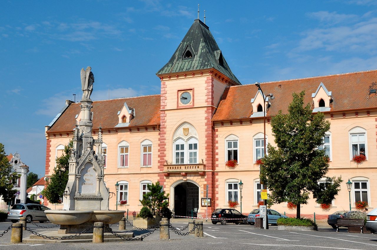 Jubiläumsbrunnen vor dem Rathaus von Lednice