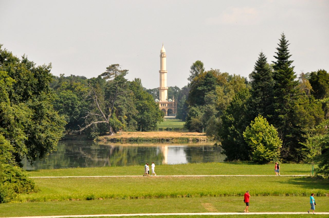 Zoom zum Minarett im Schlosspark
