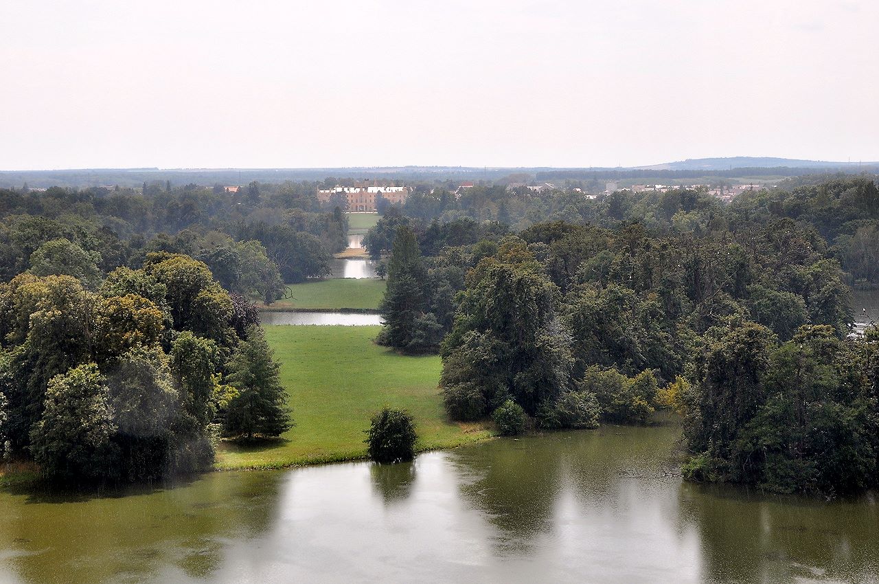 Ausblick vom Minarett über Teile des Landschaftsparks zum Schloss Lednice