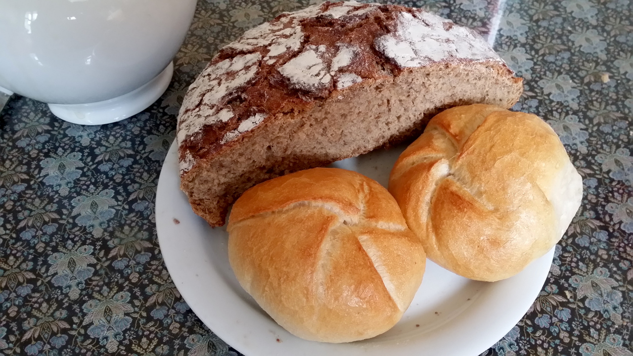 Frisches Brot und Semmeln am Frühstückstisch