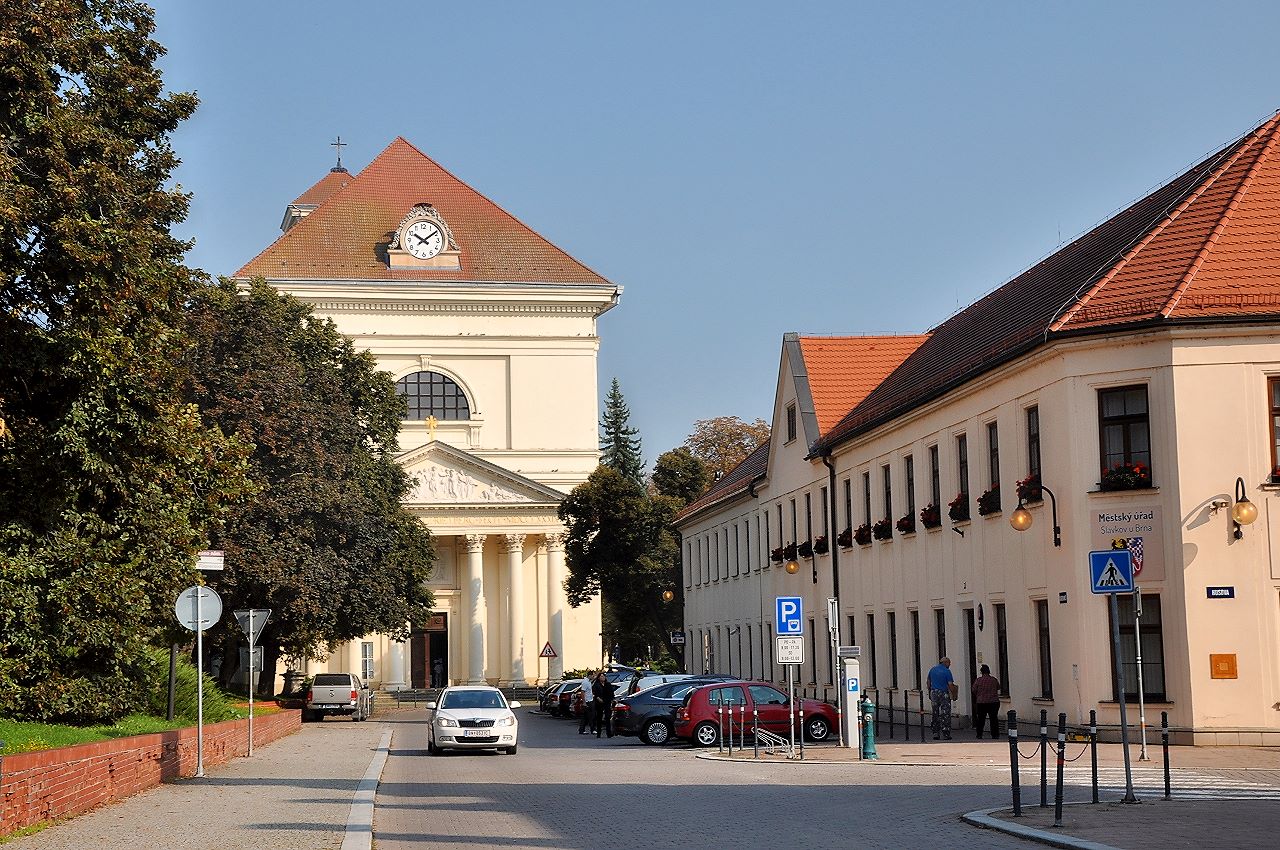 Klassizistische Fassade der Kirche der Auferstehung des Herrn, rechts die ehemalige  1860 errichtete Volksschule