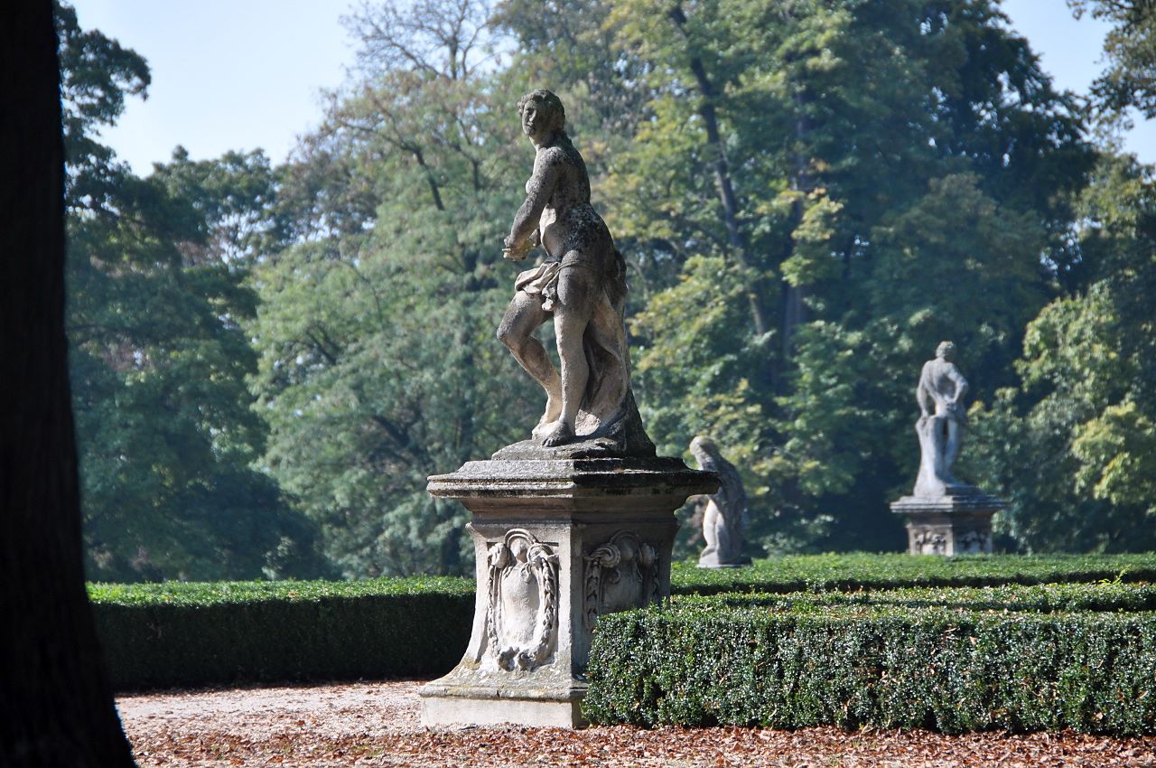 Der Landschaftsgarten von Schloss Austerlitz weist noch viele Reste des vorhergehenden Barockgartens auf, darunter zahlreiche Statuen