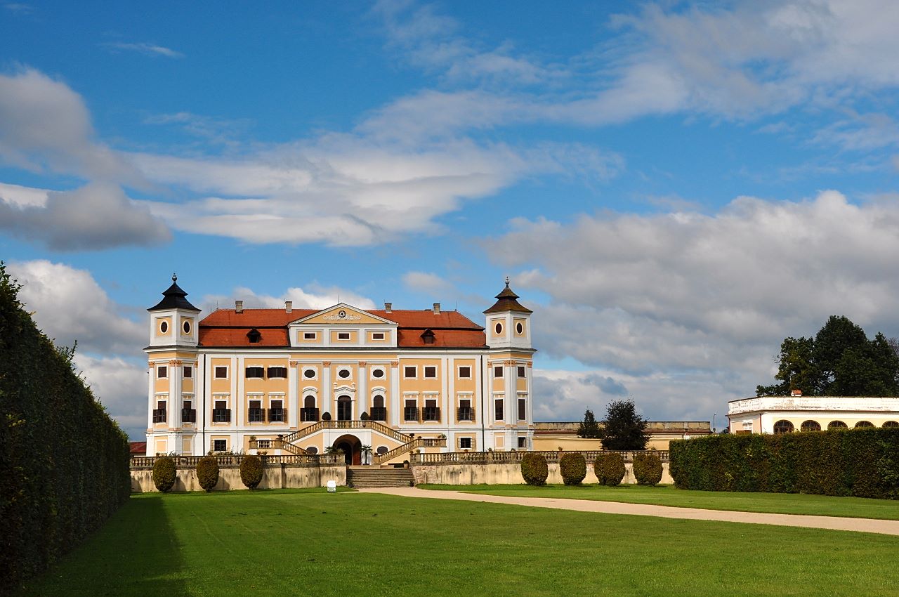 Die Gartenseite von Schloss Milotice