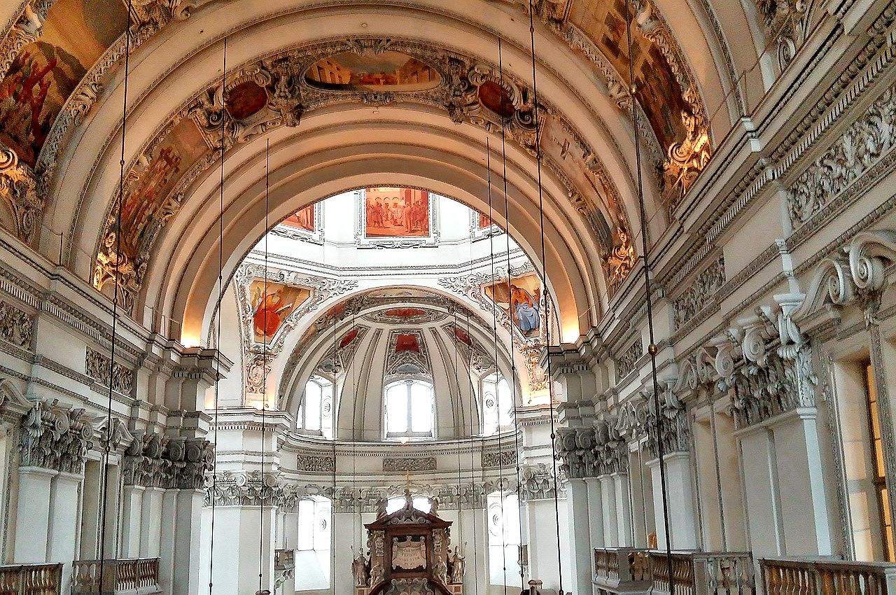 Fantastischer Blick in den frühbarocken Salzburger Dom von der Orgelempore