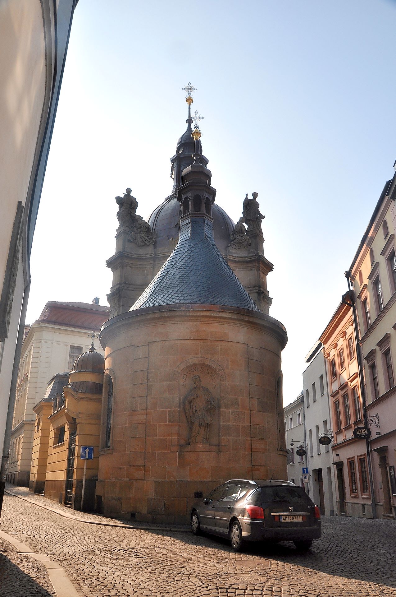 Kapelle des HL. (seit 1993) Johannes Sarkander über dem ehemaligen Stadtkerker, wo er 1620 an der Folter starb, da er das Beichtgeheimnis nicht brechen wollte. Reliquien von ihm finden sich in mehreren Olmützer Kirchen.