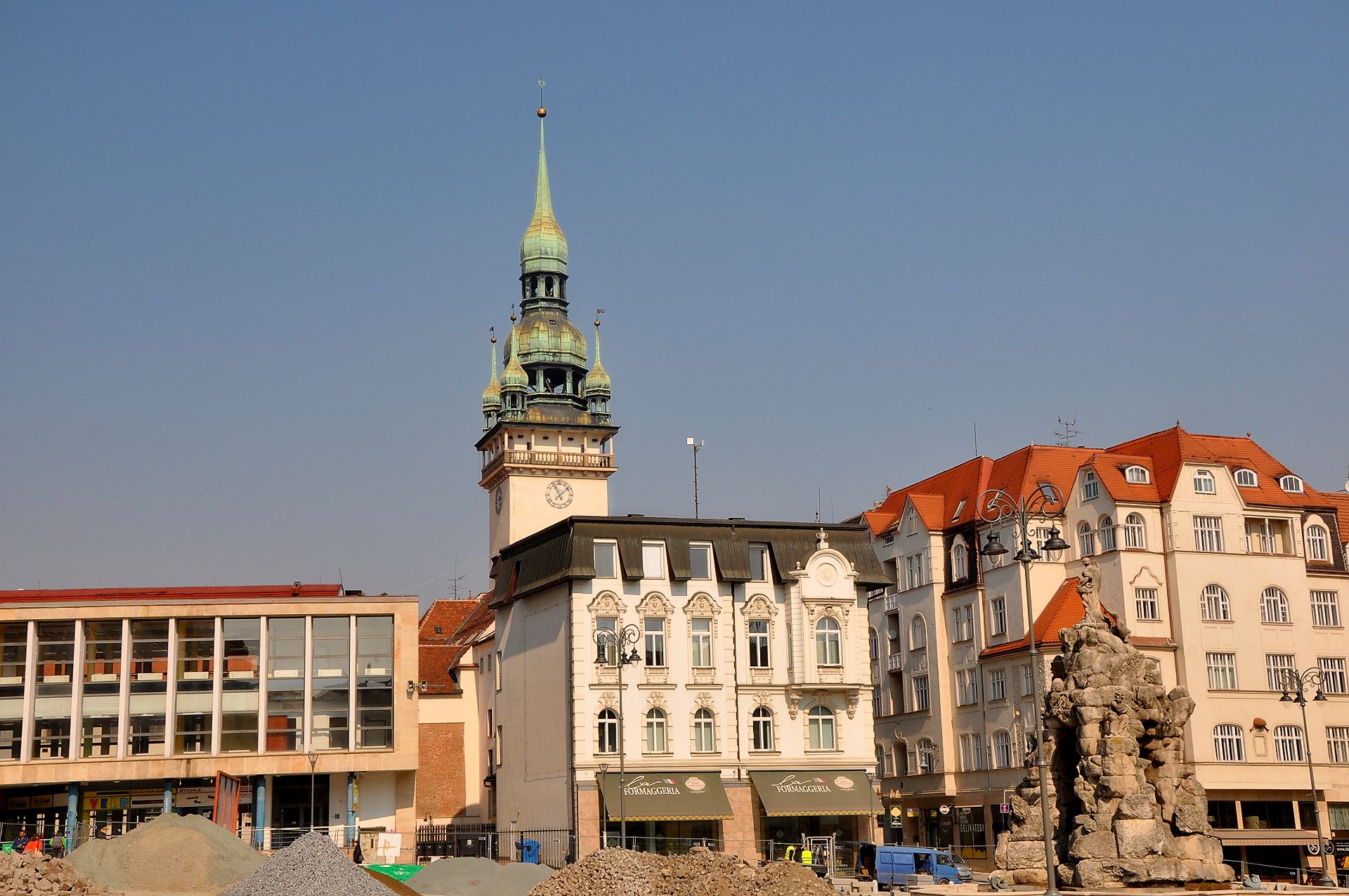 Krautmarkt mit Barockbrunnen, dahinter der Turm des Alten Rathauses
