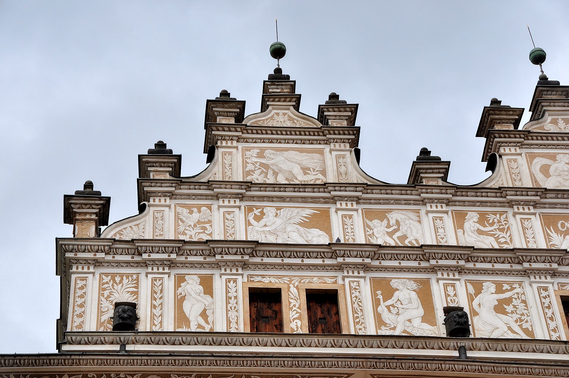 Unglaublich vielfältiger Sgraffitodekor an der Schlossfassade