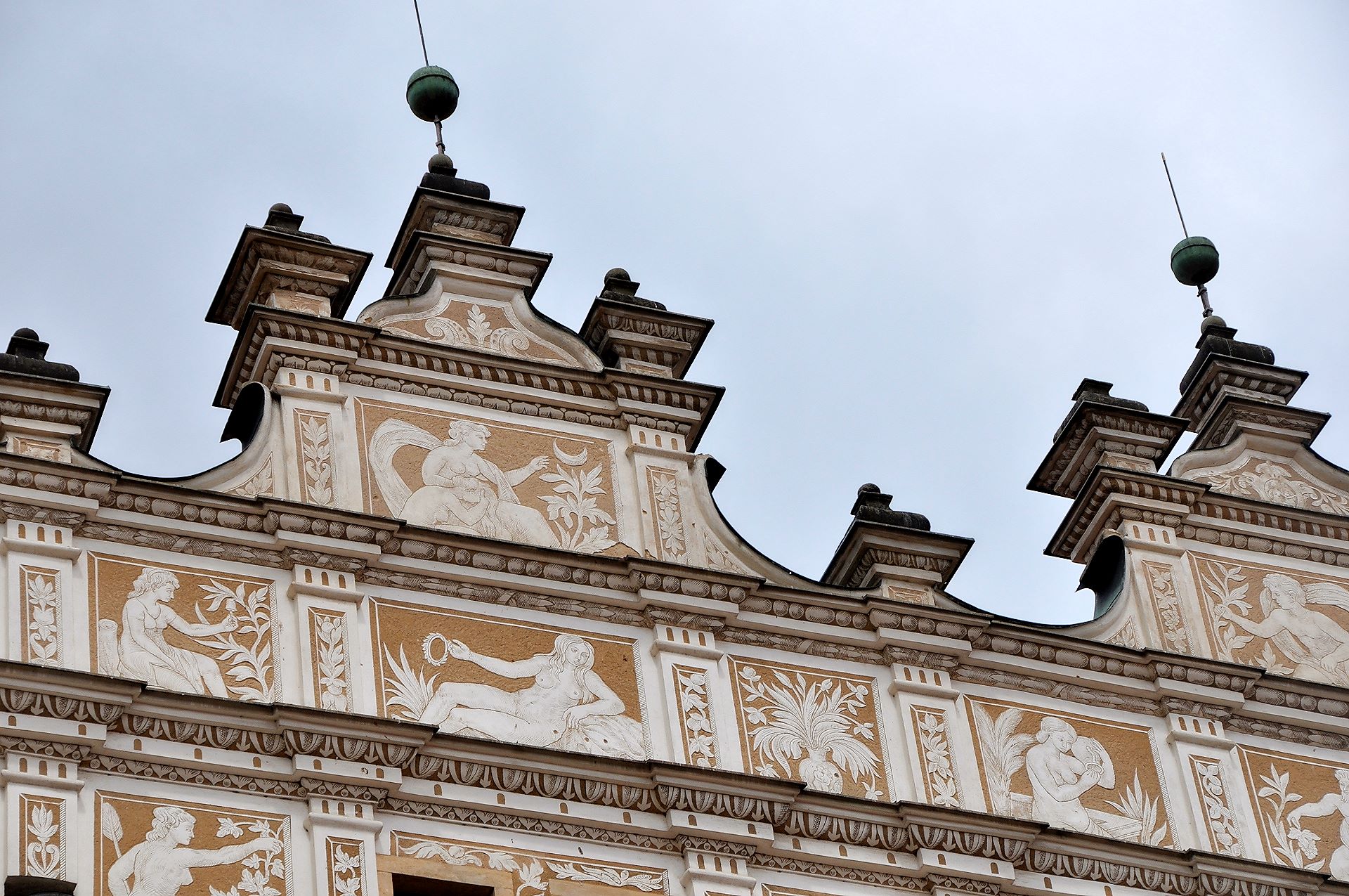Unglaublich vielfältiger Sgraffitodekor an der Schlossfassade