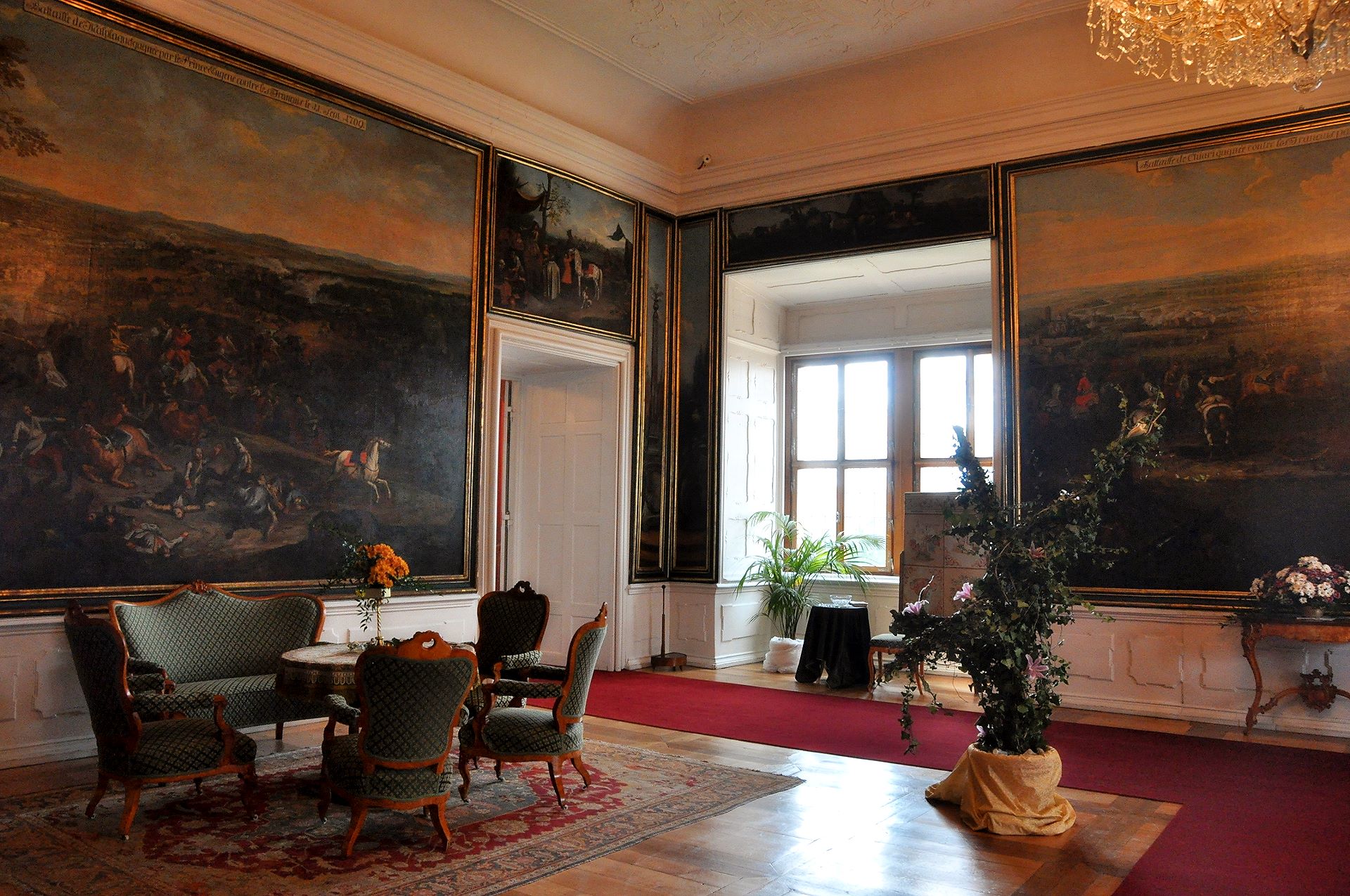 Nach den Gemälden, die die Erfolge des Feldherren Prinz Eugen von Savoyen rühmen, wird dieser Saal Schlachtensaal genannt. Verwendet wurde er als Spielzimmer, davon zeugt auch der russische Billardtisch.