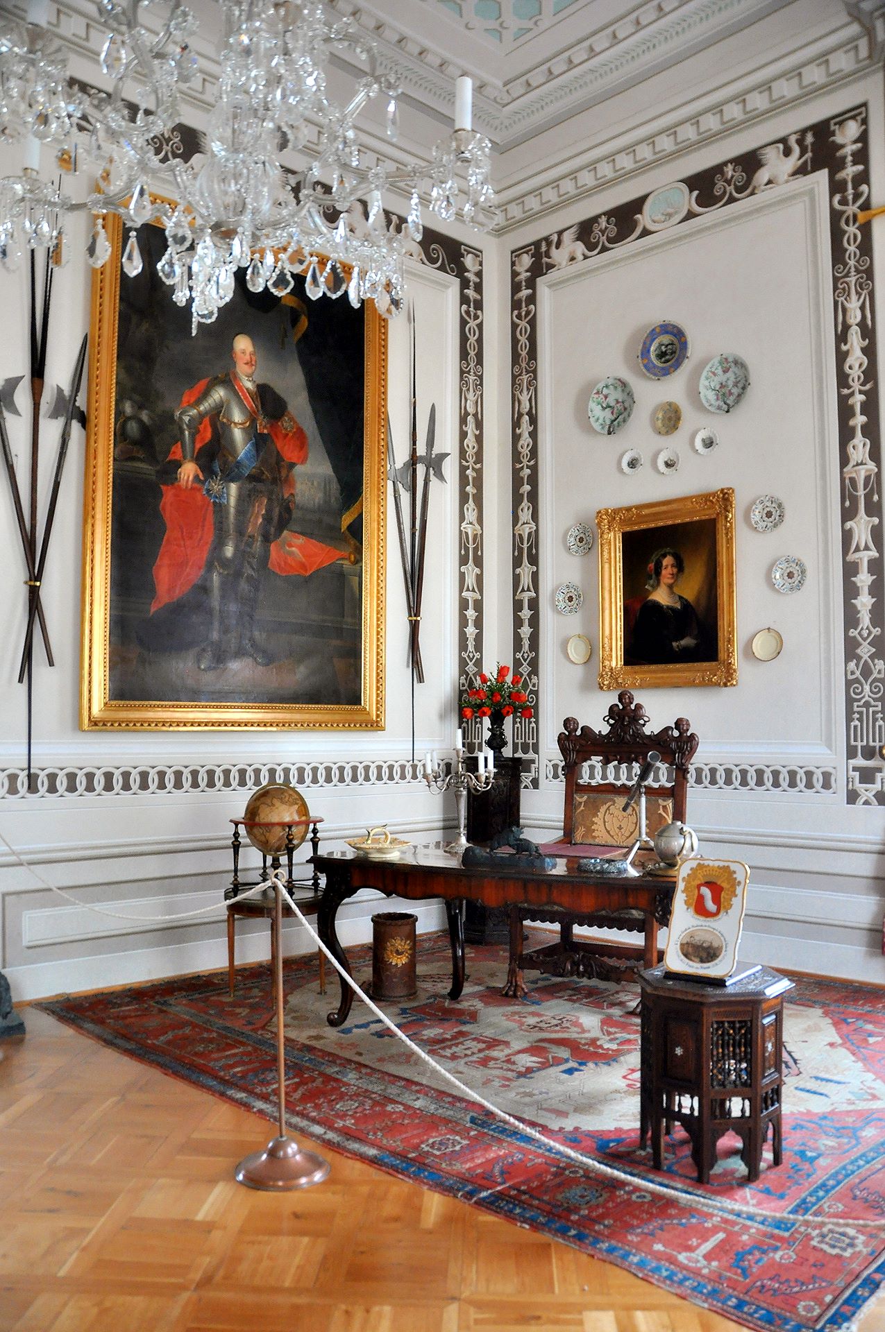 Das Arbeitszimmer des Besitzers von Schloss und Keramikmanufaktur Frain, Stanislaw Mniszek. Gemälde zeigen seine Frau Helena und seinen Vater.
